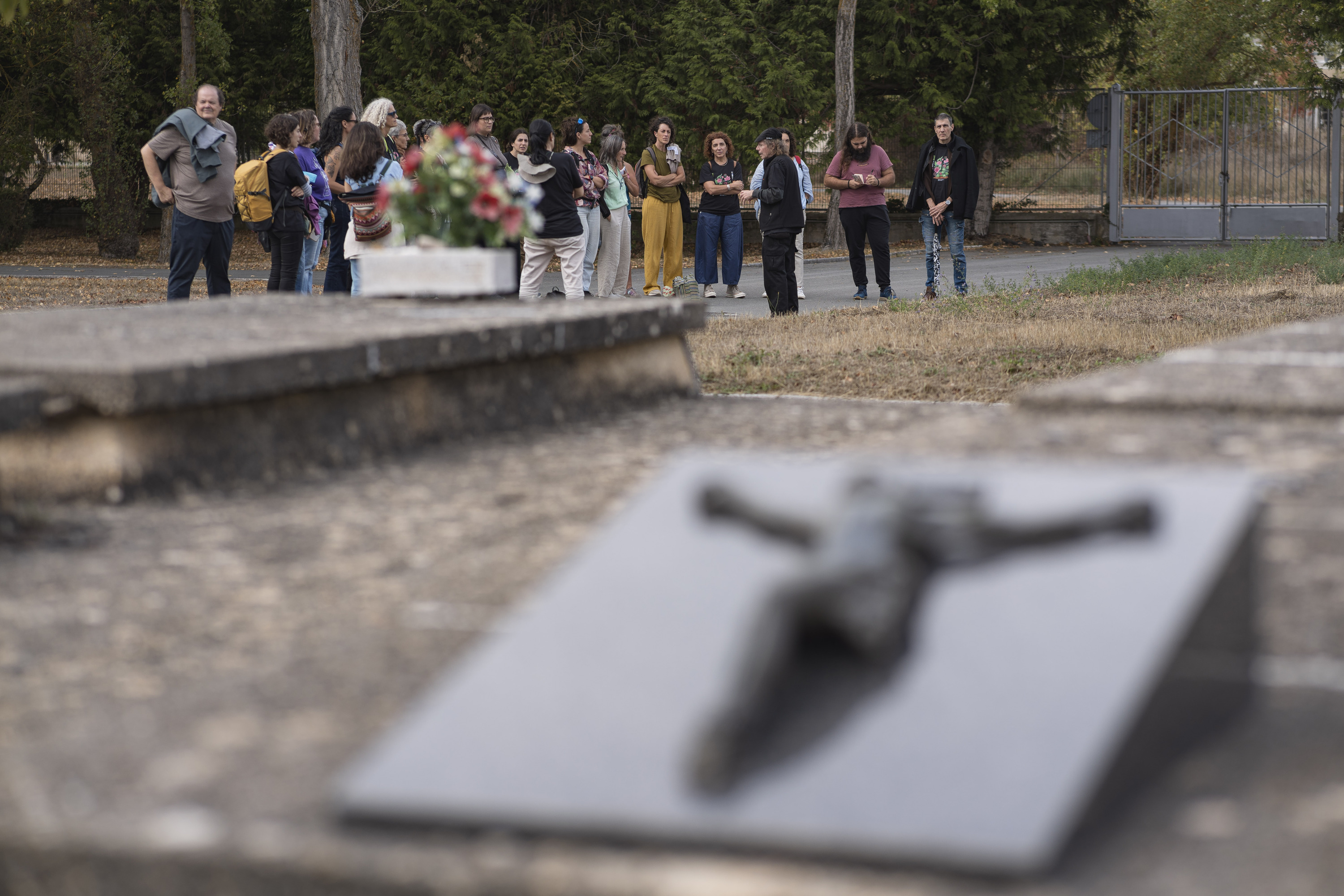 Elkarteak Gasteizko Salbatzailearen hilerrira egindako bisita. ARITZ LOIOLA / FOKU