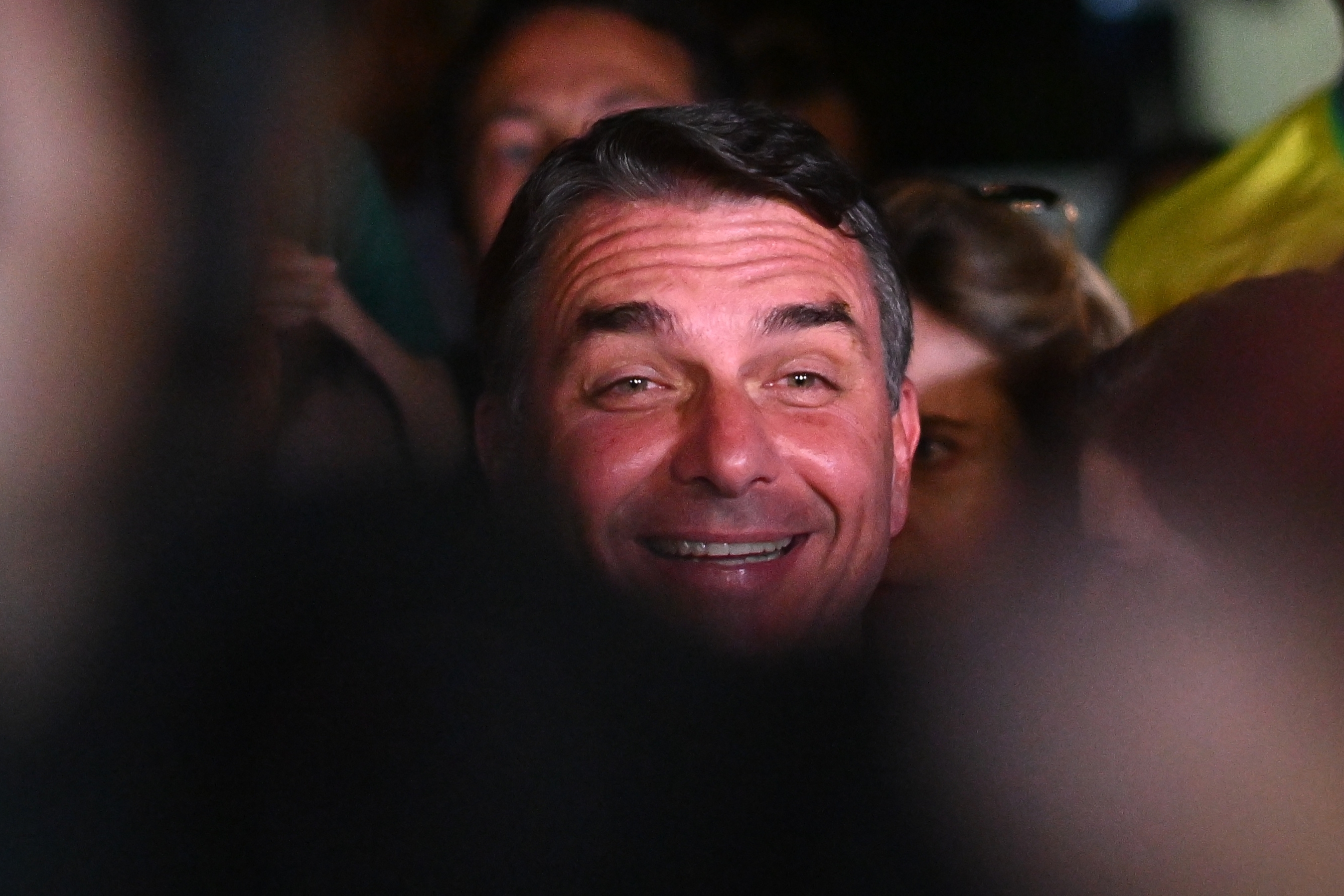 Flavio Bolsonaro lehen itzuliko emaitzak atera berri, atzo, Brasilian. ANDRE BORGES / EFE