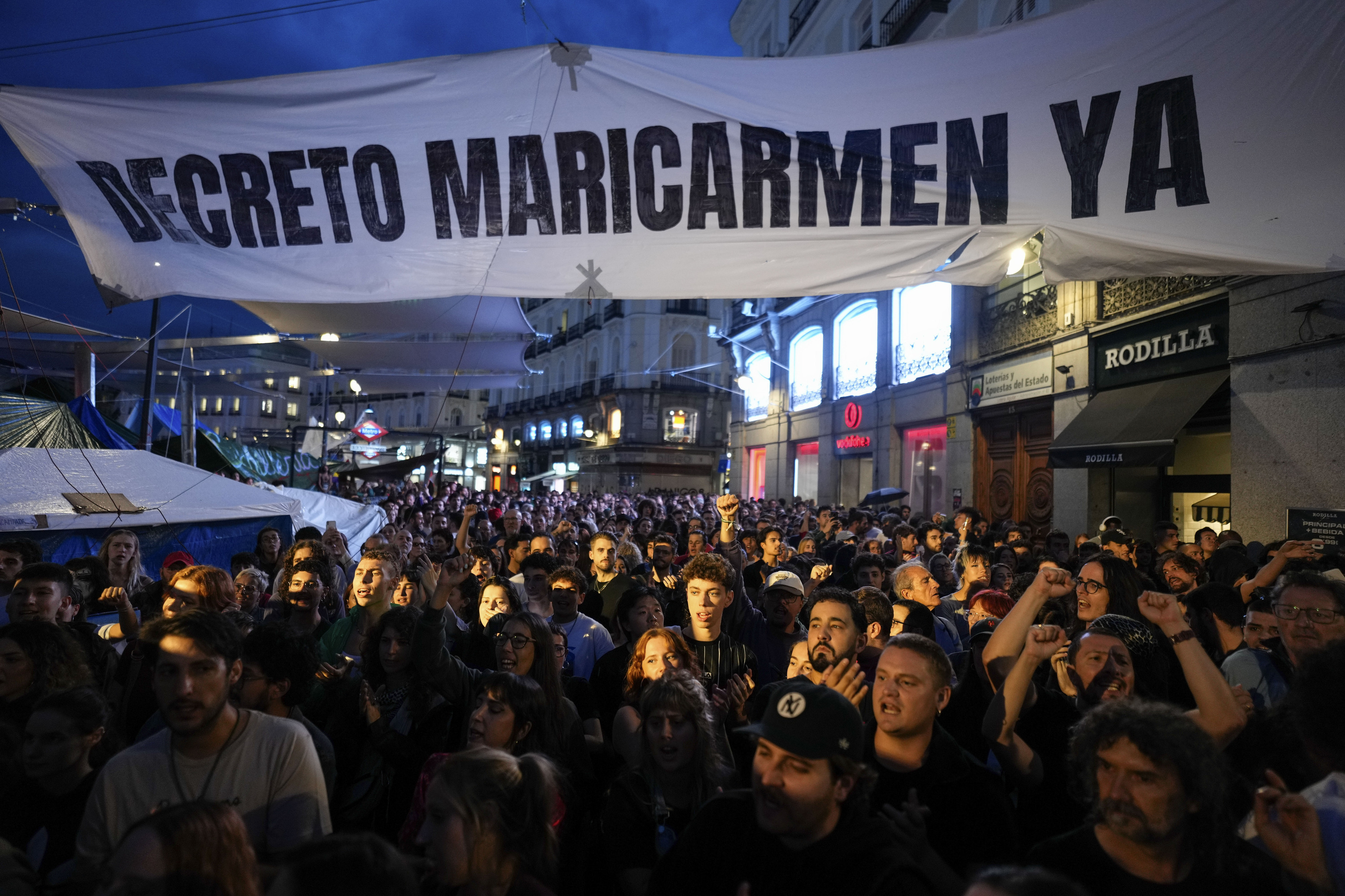 Dekretuaren aldeko protesta, ostiralean, Madrilgo Sol plazan. BORJA SANCHEZ TRIILLO / EFE