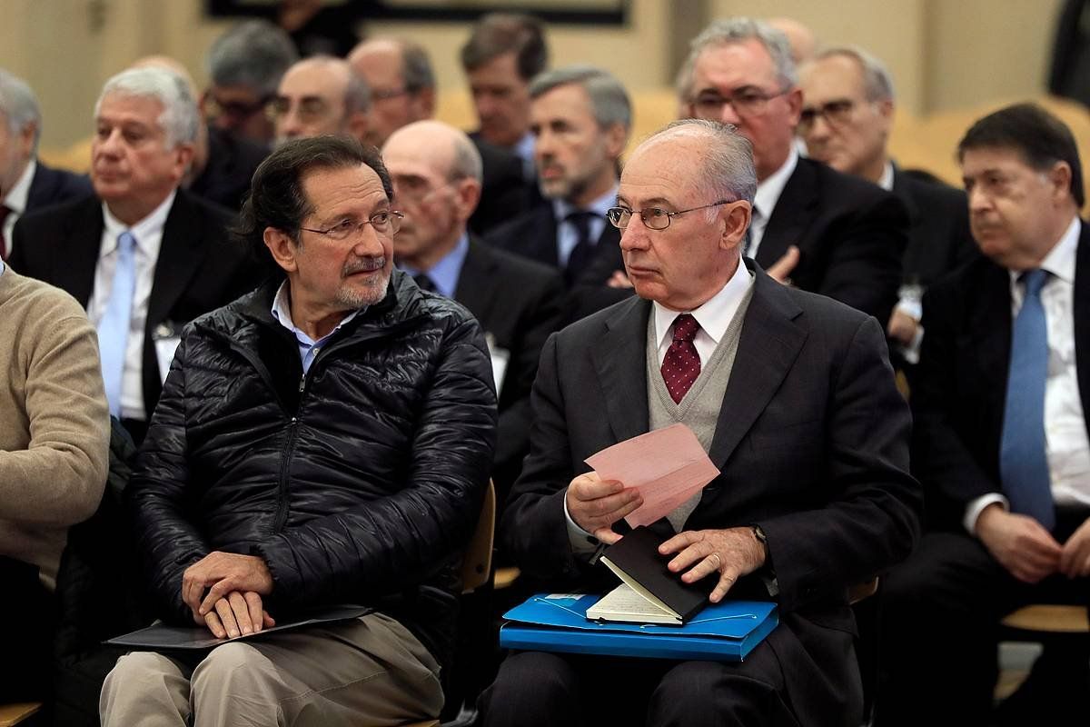 José Antonio Moral Santín Caja Madrideko kontseilari ohia eta Rodrigo Rato Bankiako presidente izandakoa, epaiketaren une batean,  2018ko azaroan. FERNANDO ALVARADO (EFE)