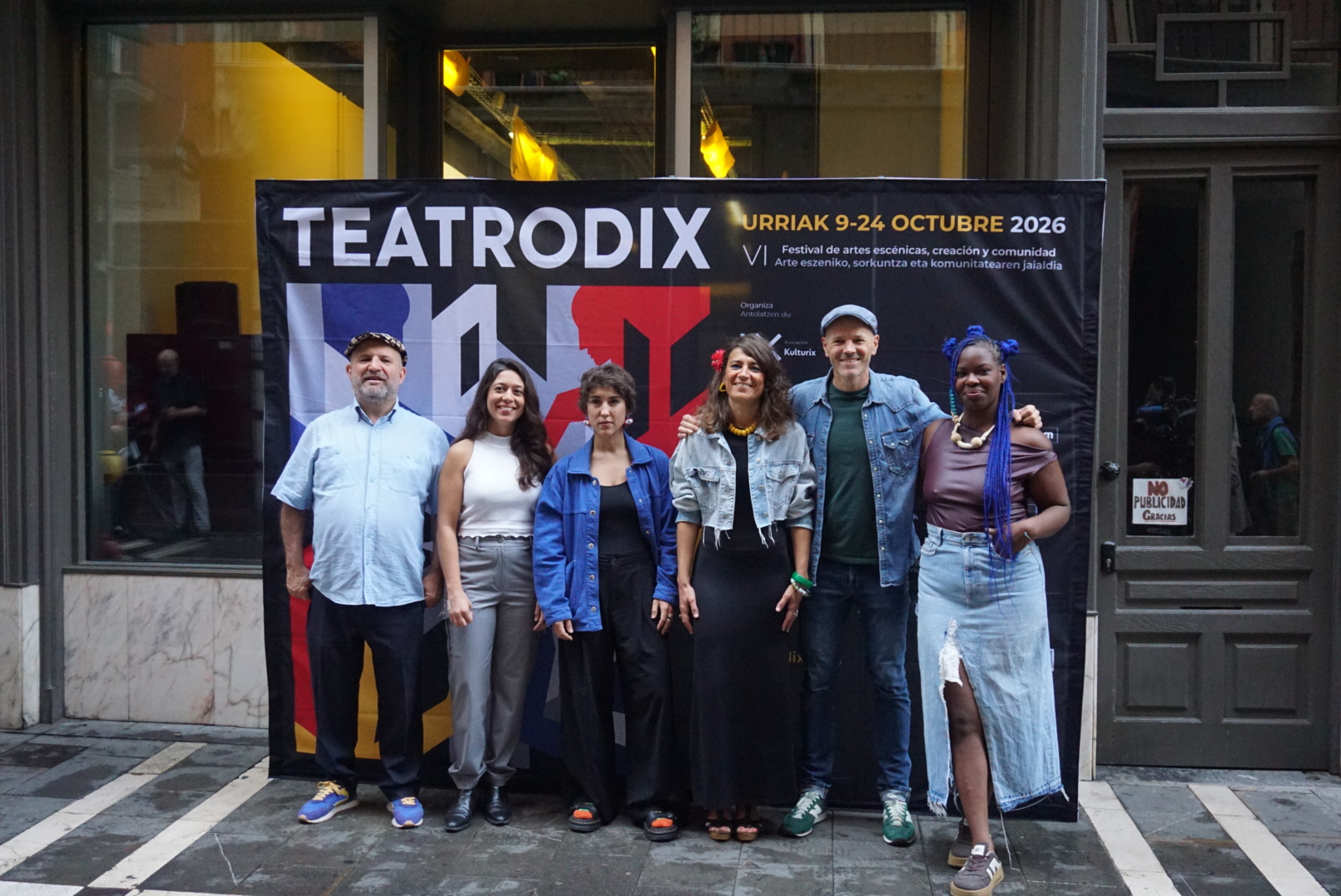 Teatrodix jaialdiaren antolatzaileak eta Iruñeko Udaleko ordezkariak, Iruñean egindako aurkezpenean. TEATRODIX