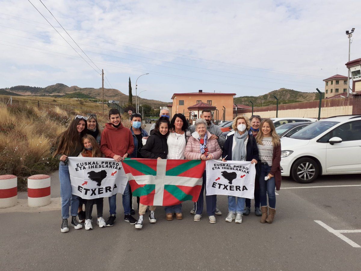 Marta Igarriz presoa senide eta lagunekin, gaur goizean, Logroñoko espetxe atarian. ETXERAT.