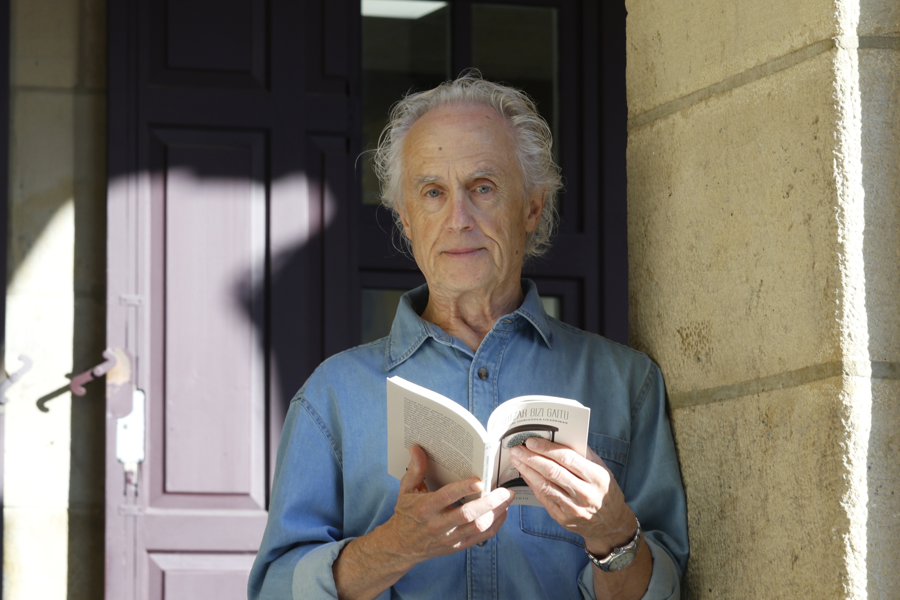 Joxe Manuel Odriozola 'Heriotzak bizi gaitu' liburuaren aurkezpenean, gaur, Donostian. MAIALEN ANDRES / FOKU