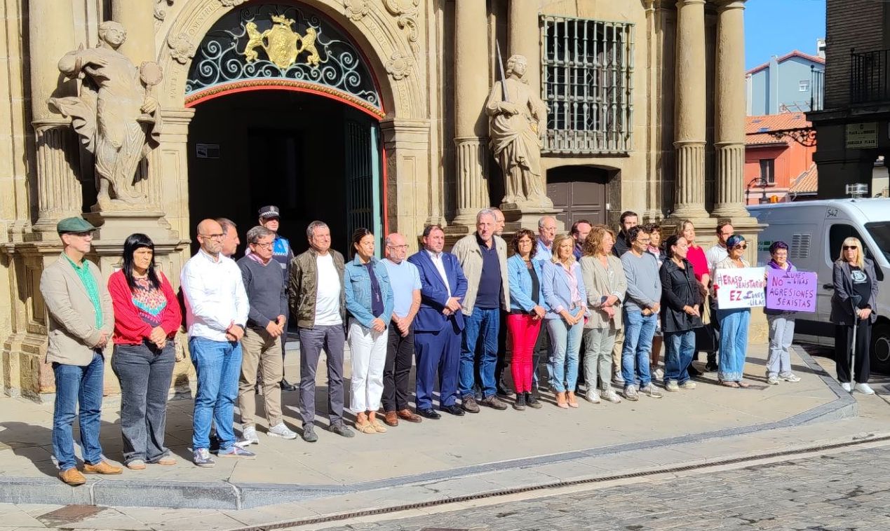 Erakundeek eta herritarrek Arantzadiko sexu erasoak gaitzetsi dituzte Iruñean Erakundeek eta herritarrek Arantzadiko sexu erasoak gaitzetsi dituzte Iruñean