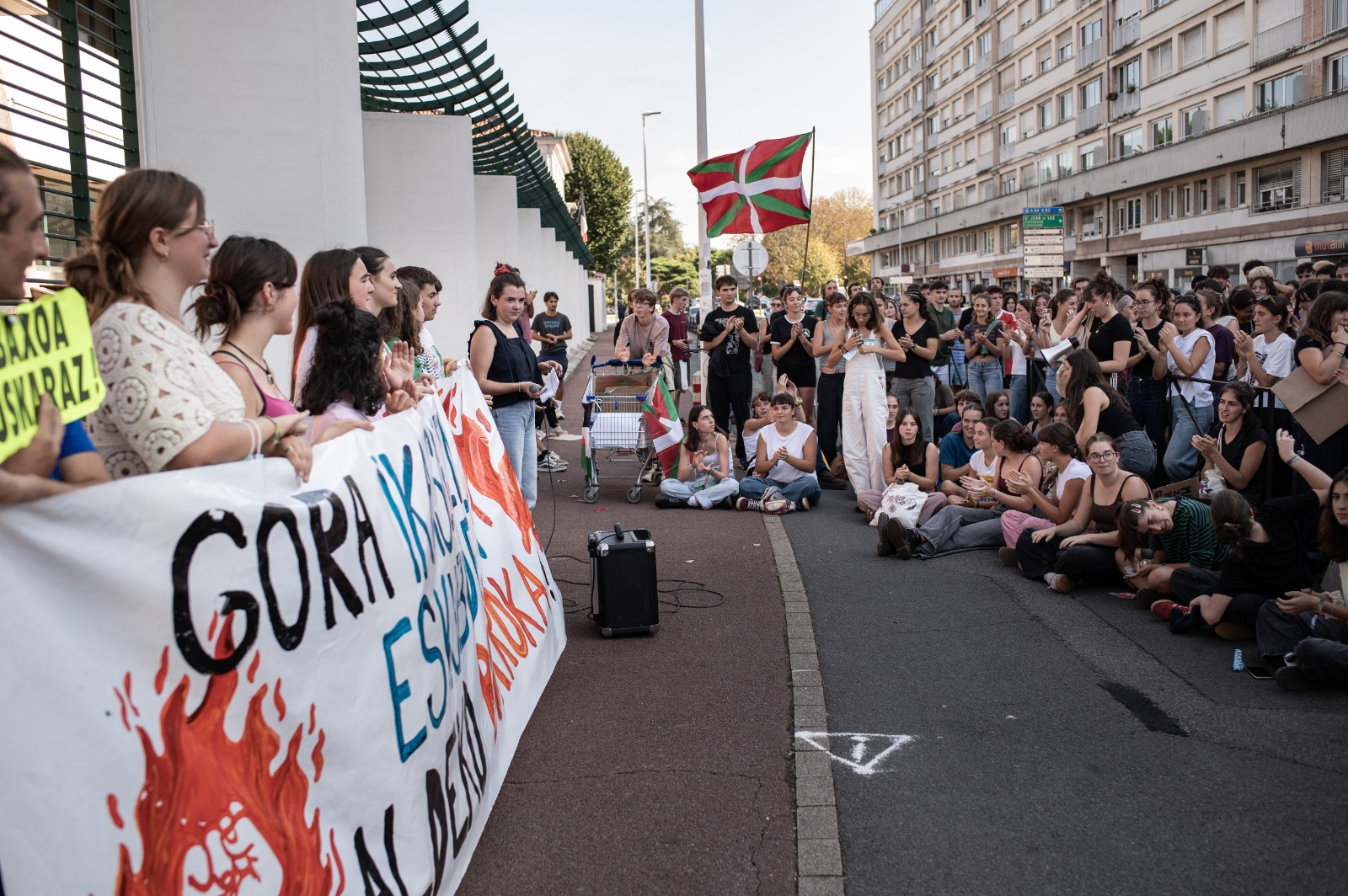 Etxepareko ikasleen protesta, Baionako suprefetura aitzinean. PATXI BELTZAIZ