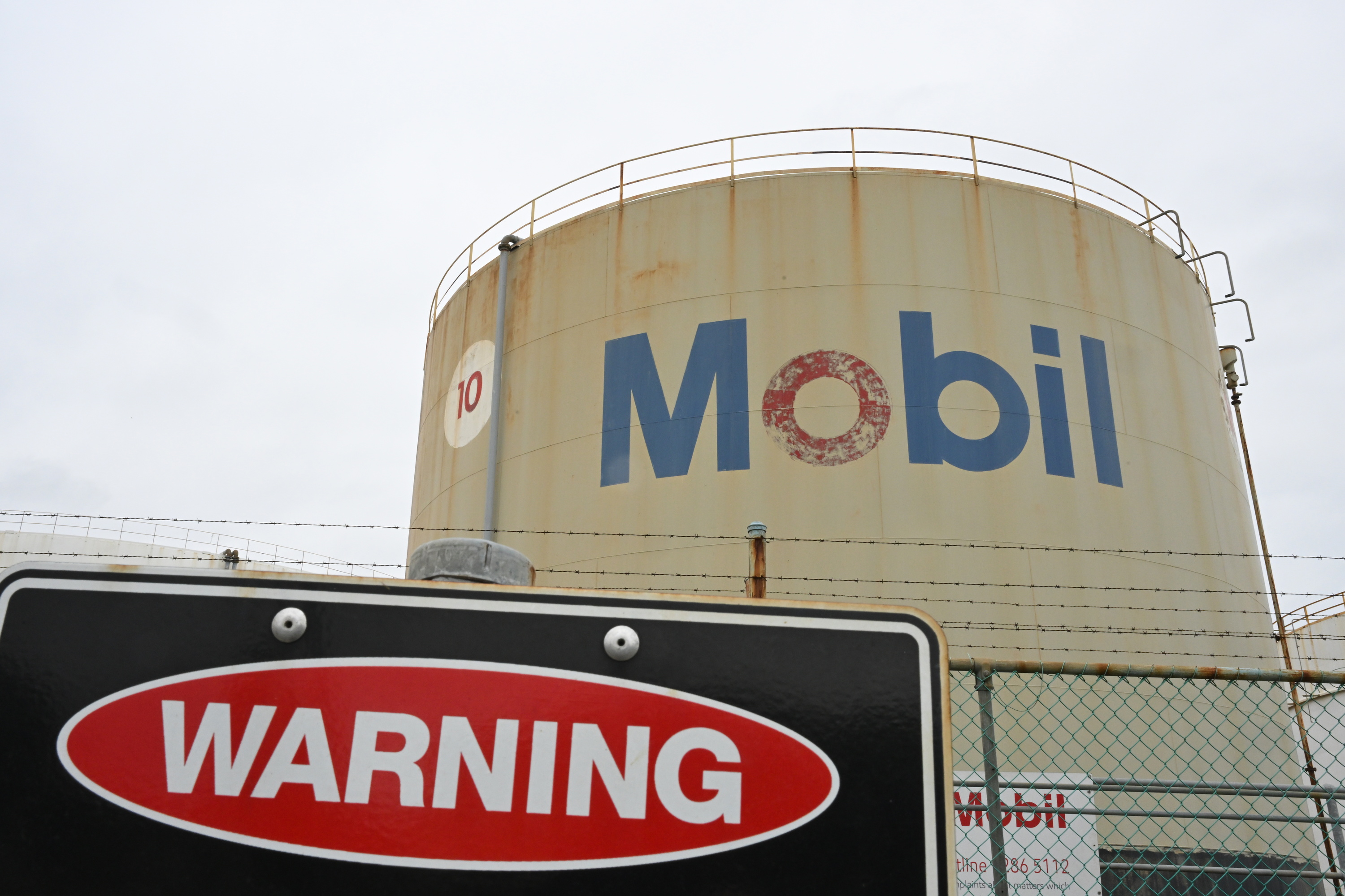 ExxonMobil enpresaren petrolio biltegi bat, Australiako Melbourne hirian. JAMES ROSS / EFE