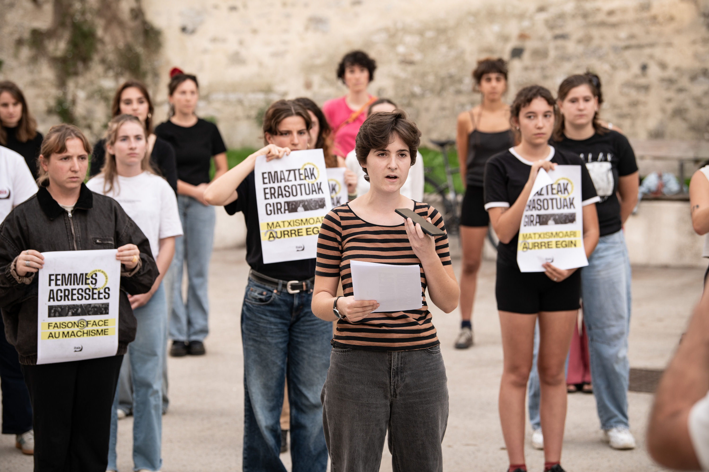 Itaiako militanteak indarkeria matxistaren udako datuak aurkezten, gaur, Baionan. PATXI BELTZAIZ