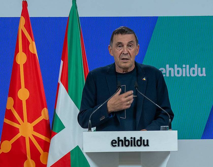 Arnaldo Otegi EH Bilduko idazkari nagusiak egin duen agerraldian, gaur arratsaldean. ANDONI CANELLADA / FOKU