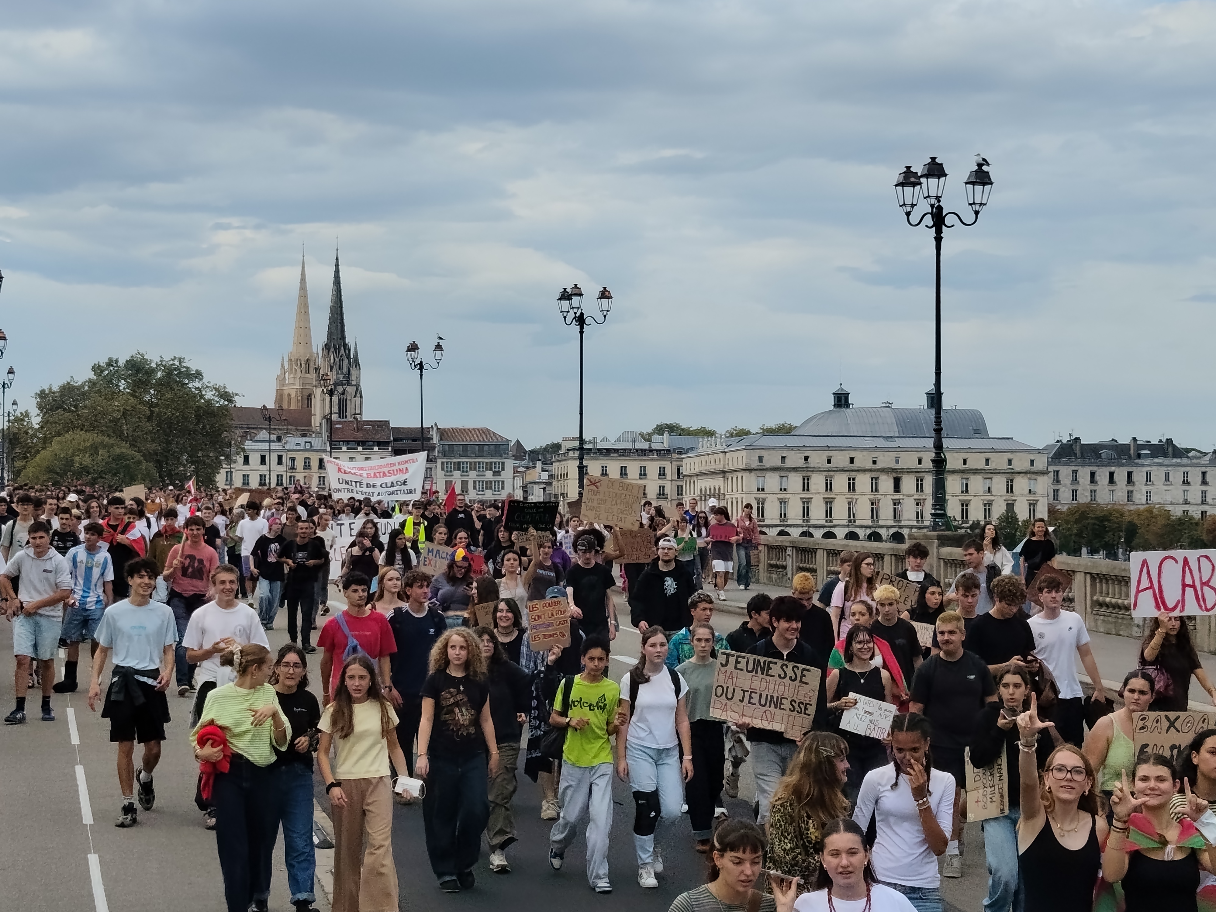 Ikasleen protesta, Baionako karriketan. BERRIA