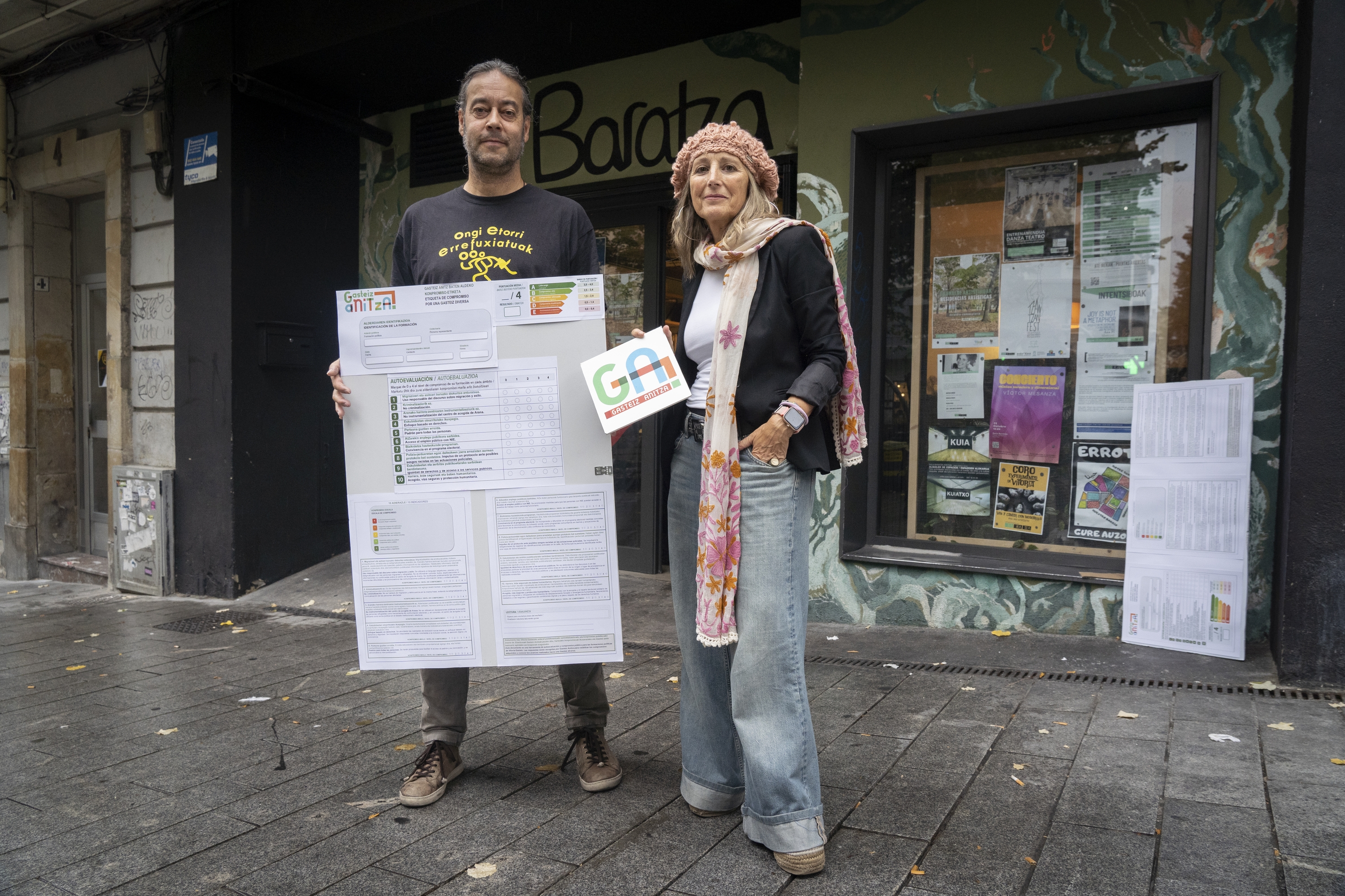 Gasteiz Anitzako Peio Salazar eta Rosabel Argote, aurkezturiko galdetegiaren eredu batekin. RAUL BOGAJO / FOKU
