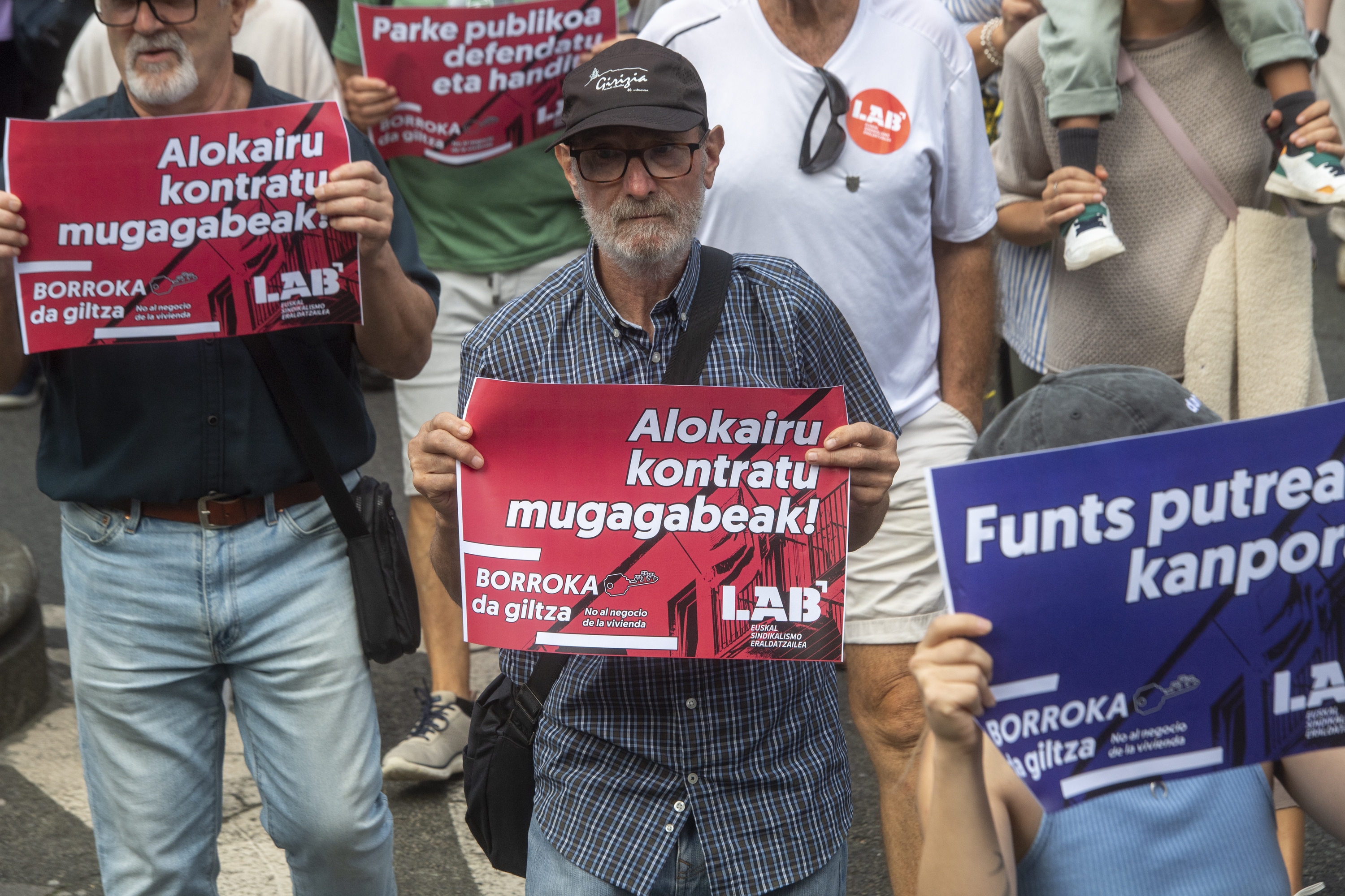 Hainbat lagun LABek larunbatean Donostian antolatutako manifestazioan. GORKA RUBIO / FOKU