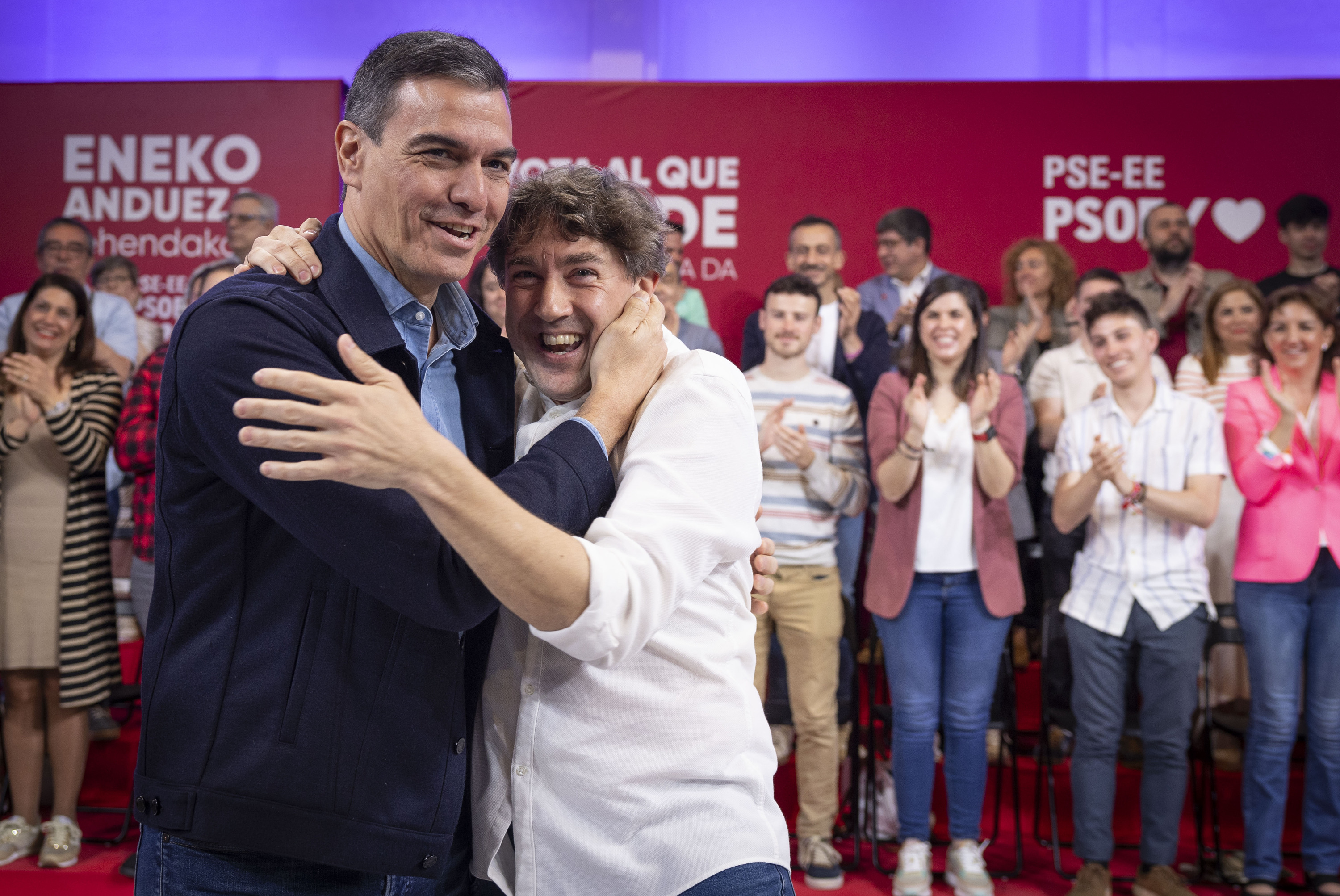 Pedro Sanchez eta Eneko Andueza, hauteskunde kanpaina egiten, Donostian. JAVIER ETXEZARRETA / EFE
