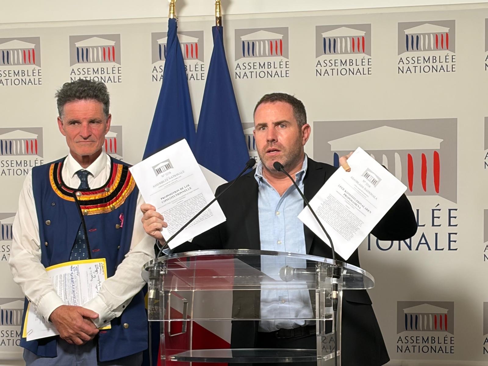Paul Molac eta Peio Dufau, Frantziako Asanblean. BERRIA 