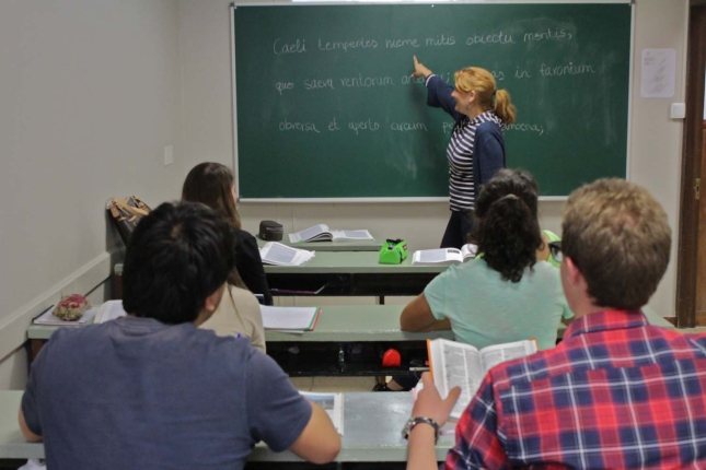 Latineko klase bat, artxiboko irudi batean. IREKIA