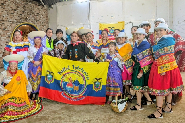 Ekuadorko dantzen Raices Andinas folklore taldea; Tuteran sortua da. RAICES ANDINAK TALDEAK UTZITAKOA Ekuadorko dantzen Raices Andinas folklore taldea; Tuteran sortua da. RAICES ANDINAK TALDEAK UTZITAKOA