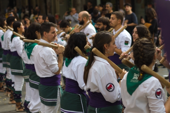 Ball de Bastons del Clot Bartzelonako dantza taldea. BALL DE BASTONS DEL CLOT TALDEAK UTZITAKOA Ball de Bastons del Clot Bartzelonako dantza taldea. BALL DE BASTONS DEL CLOT TALDEAK UTZITAKOA