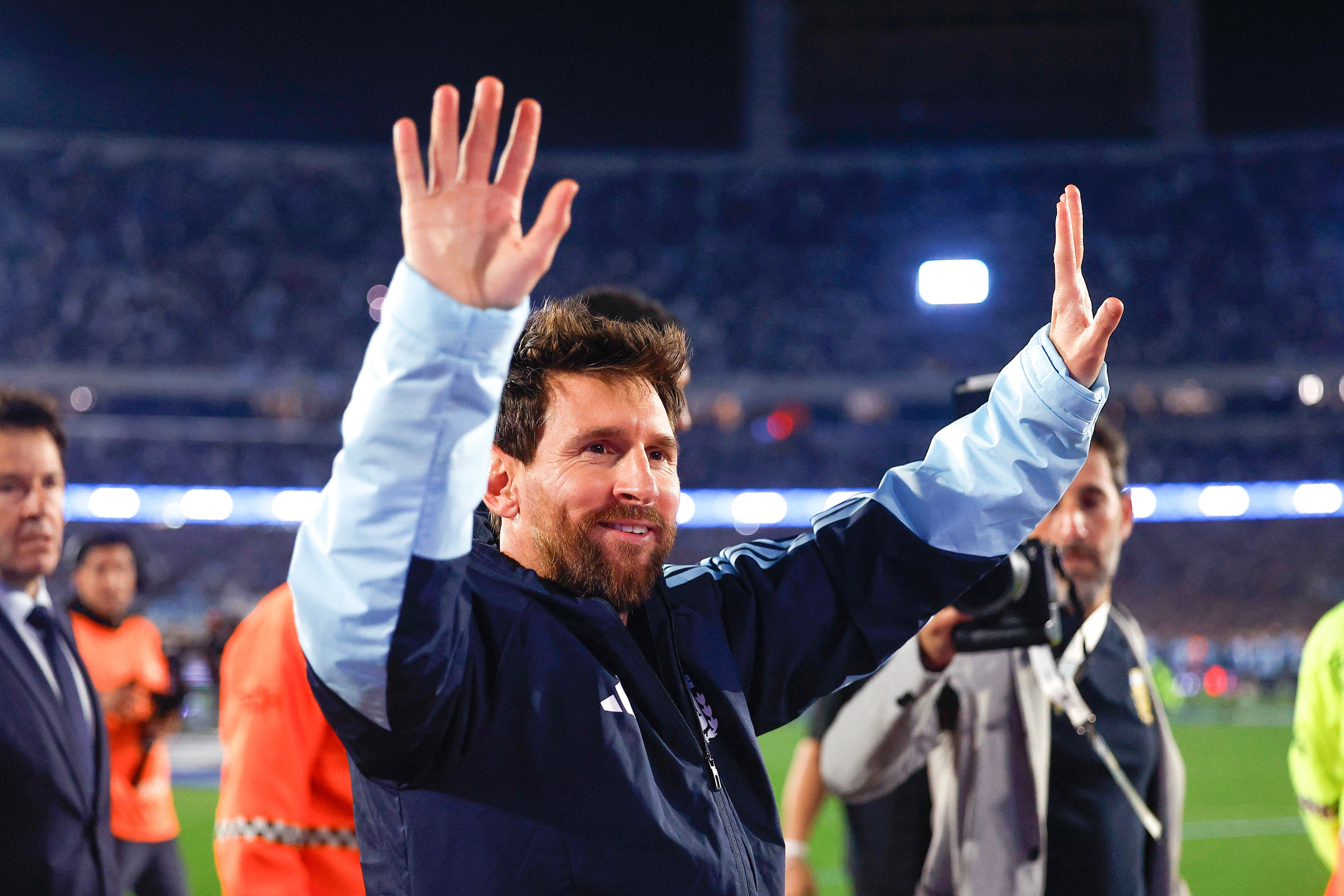 Lionel Messi zaleak agurtzen Argentinarekin jokatutako azken partidan. JUAN IGNACIO RONCORONI / EFE