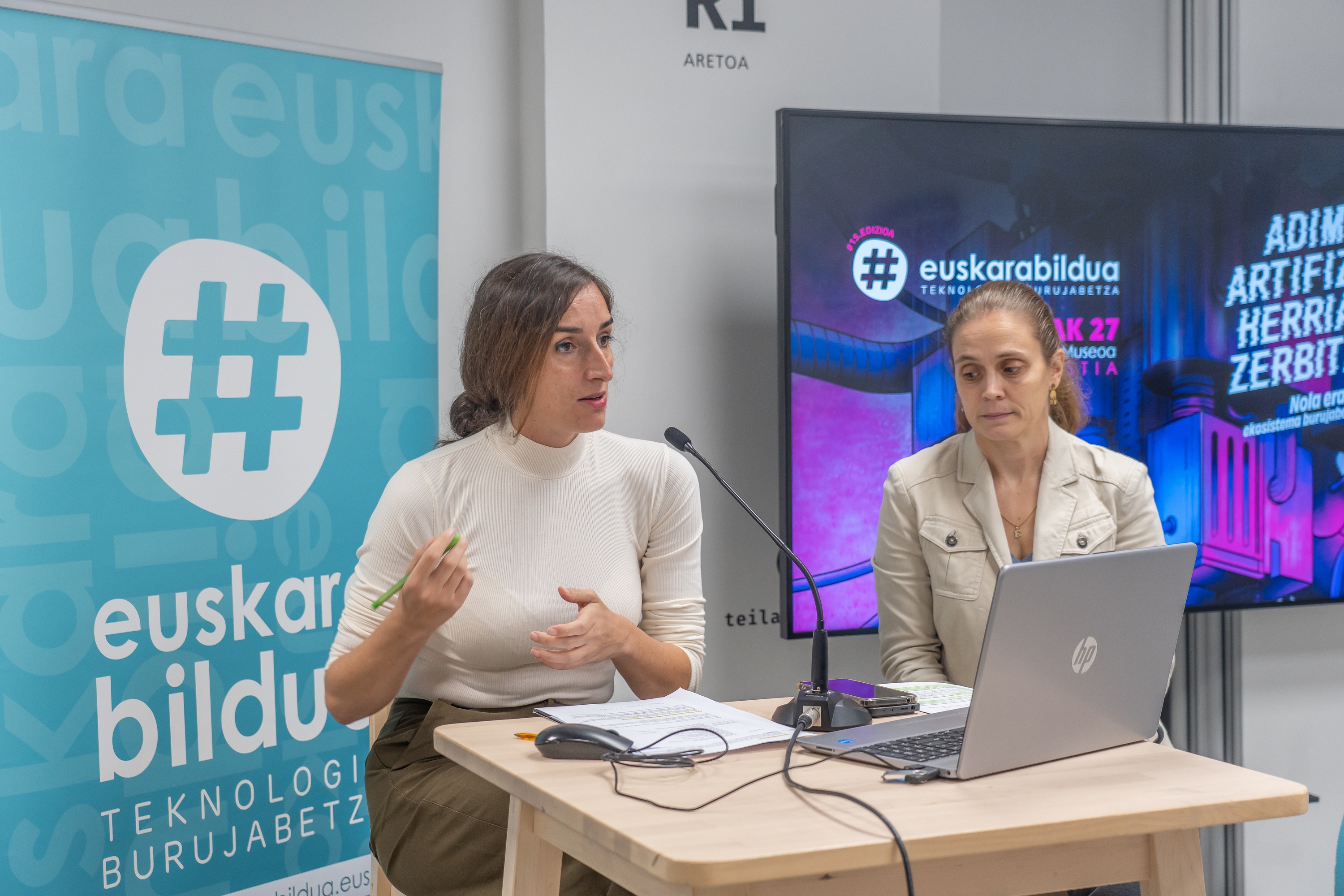 Iametzako Eli Mejuto eta Eli Pombo, gaurko aurkezpenean. ANDONI CANELLADA / FOKU