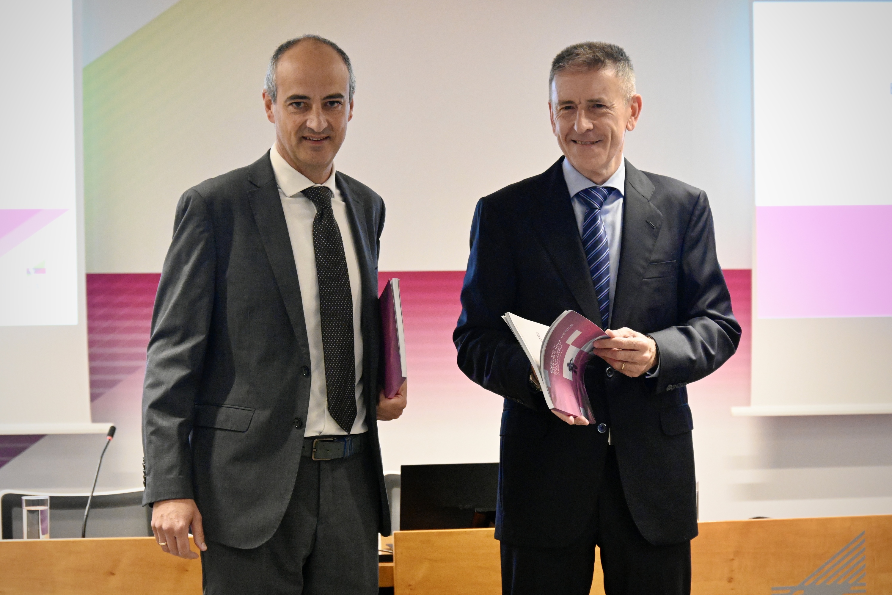 Ibon UrgoitI eta Joseba Madariaga, trantsizio berdeari buruzko Laboral Kutxaren ikerlanarekin. MIKEL MARTINEZ DE TRESPUENTES / FOKU.