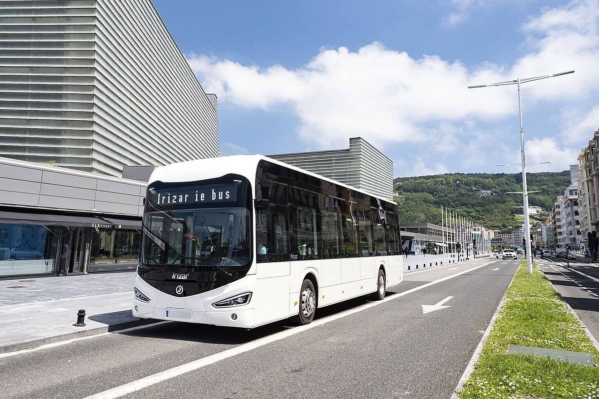 Irizarren autobus bat Donostiako kaleetan. IRIZAR