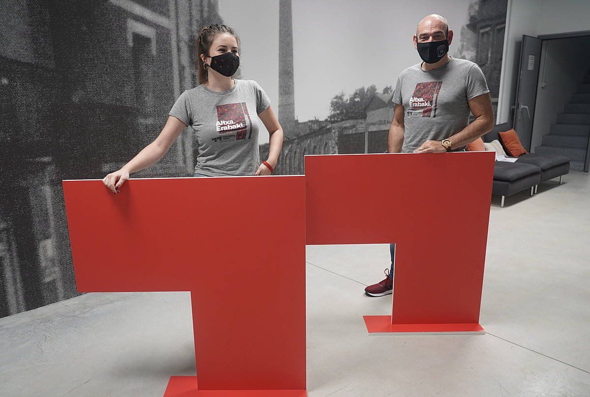 Amalur Alvarez eta Josu Etxaburu Gure Esku-ko bozeramaileak. ANDONI CANELLADA / FOKU