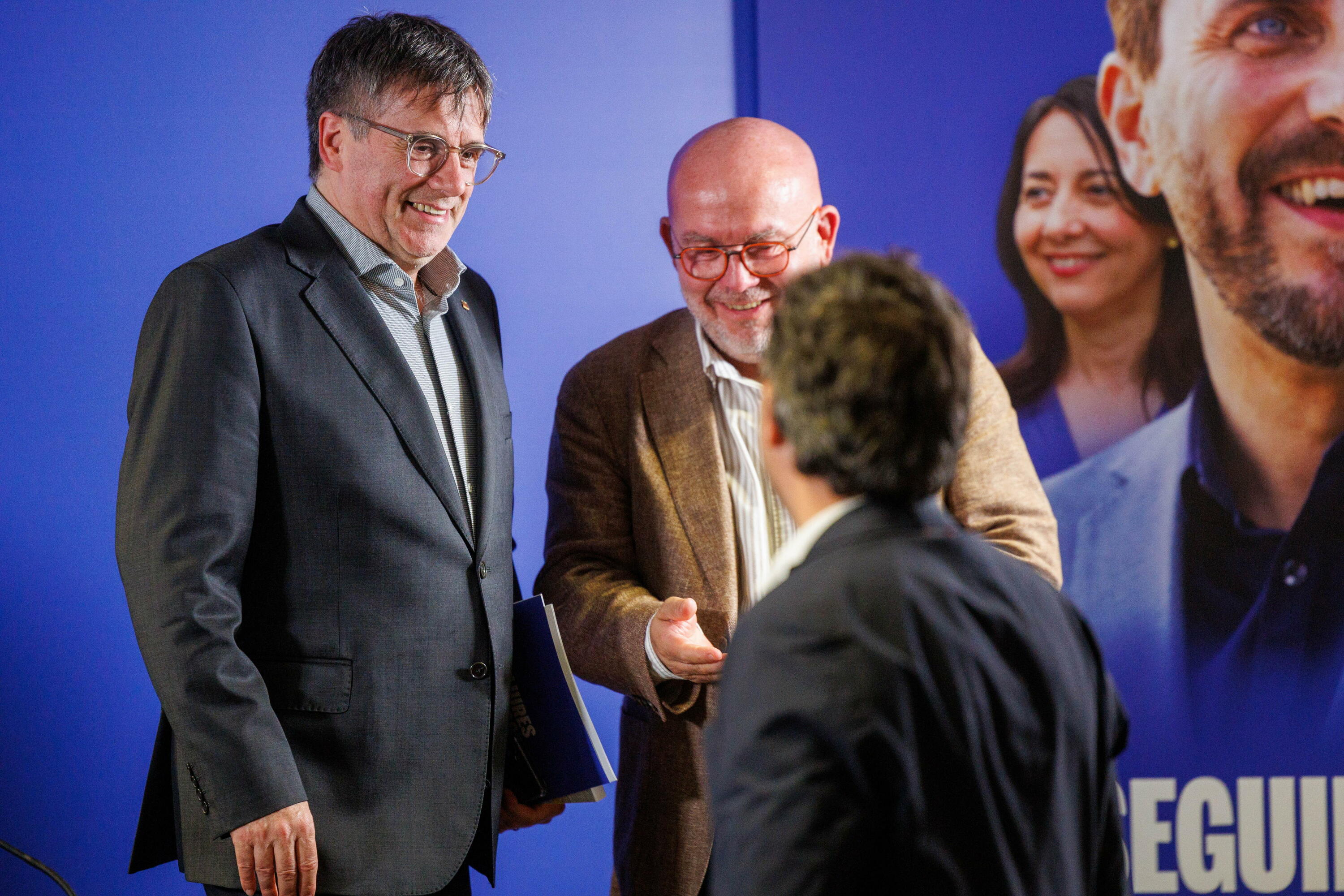 Puigdemont eta haren abokatu Gonzalo Boye 2024an, Bruselan. OLIVIER MATTHYS / EFE