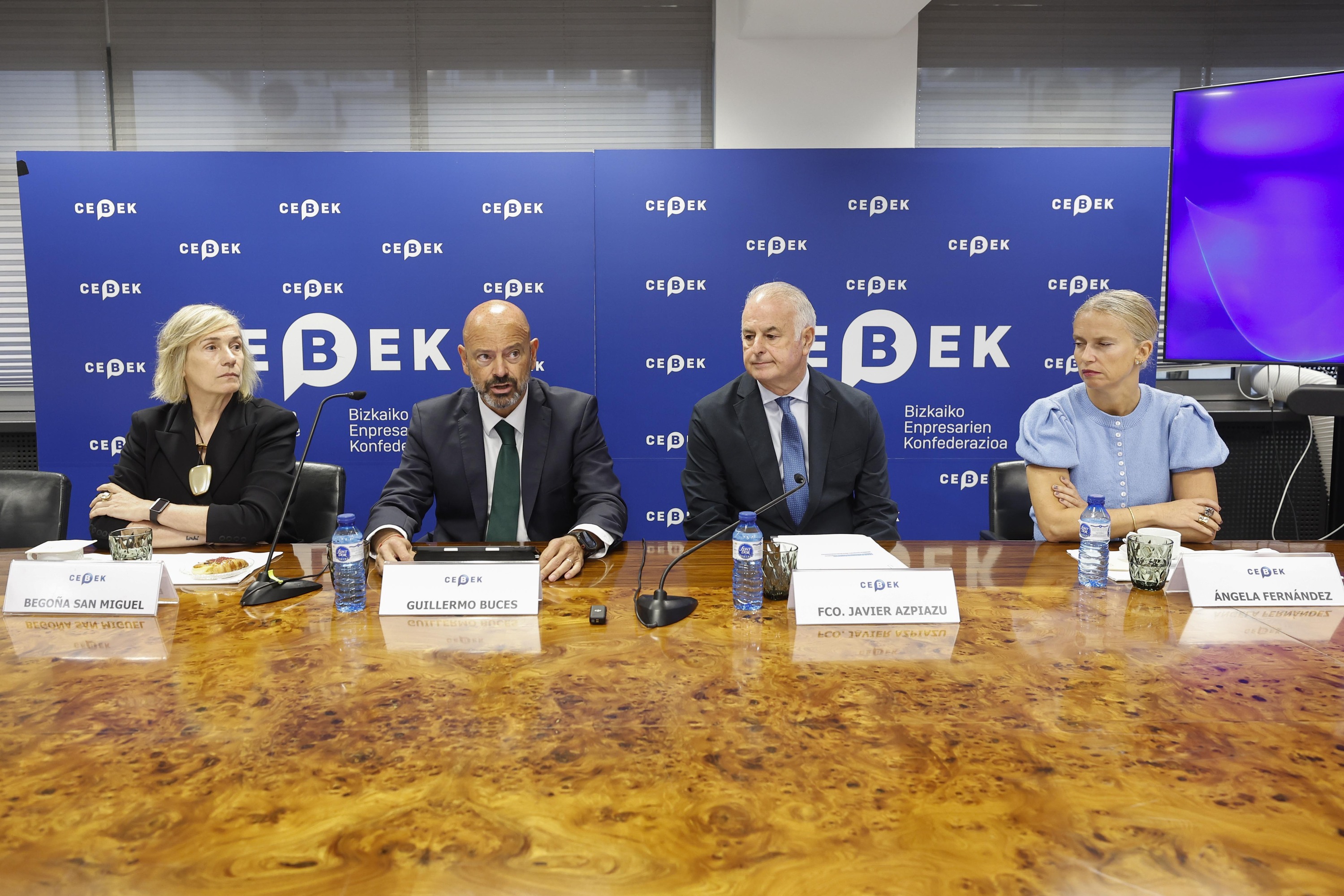 Cebekeko Begoña San Miguel, Francisco Javier Azpiazu, Guillermo Buces eta Angela Fernandez, gaur, Bilbon. MIGUEL TOÑA / EFE