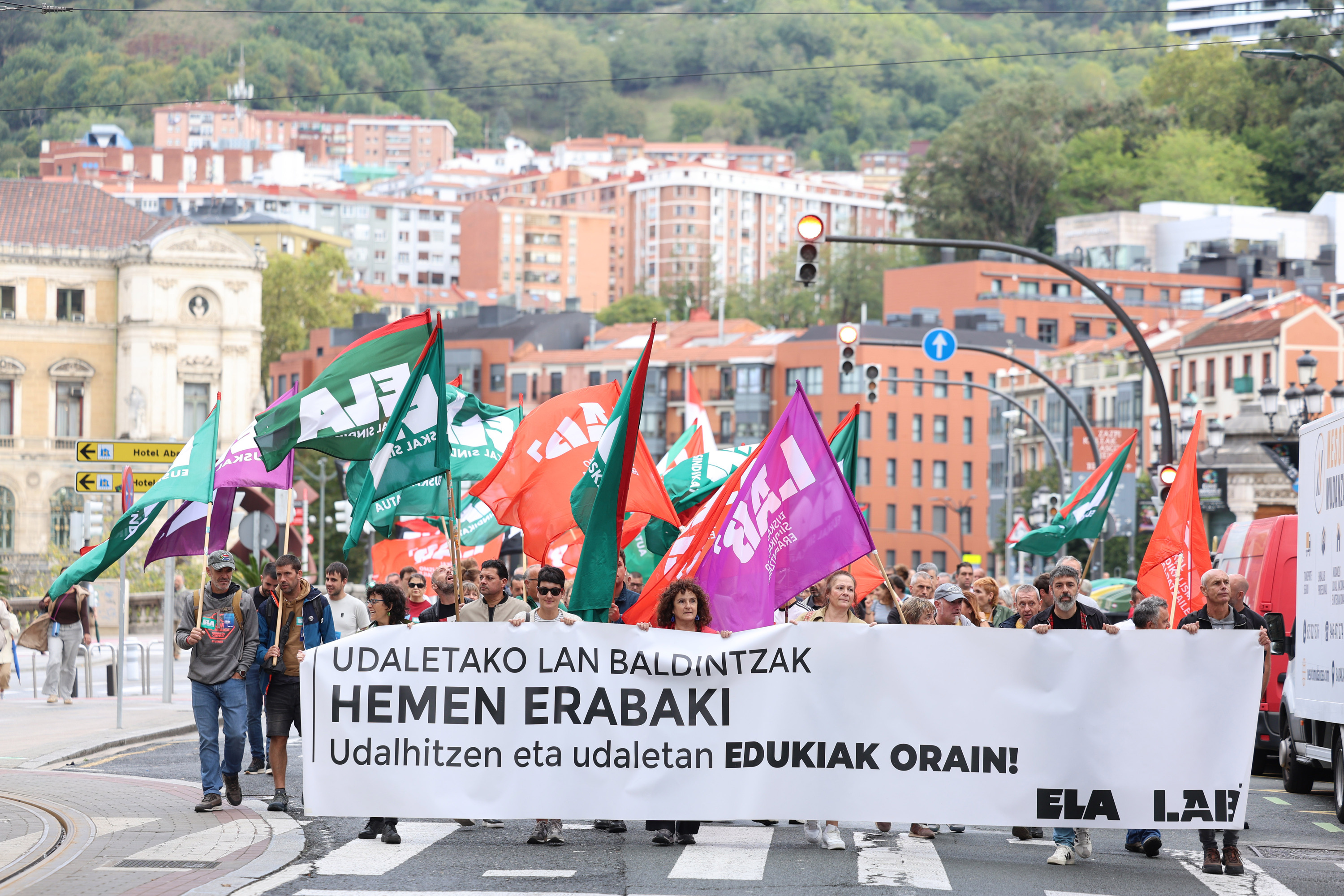 Bizkaiko udaletako langileek Bilbon eginiko mobilizazioa. OSKAR MATXIN EDESA / FOKU