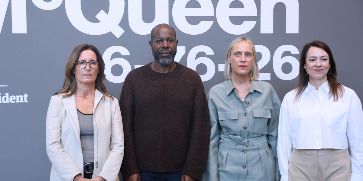 Maria Jose Alvarez, Steve McQueen, Miren Arzalluz eta Lekha Hileman instalazioaren aurkezpenean, Bilbon. OSKAR MATXIN EDESA / FOKU