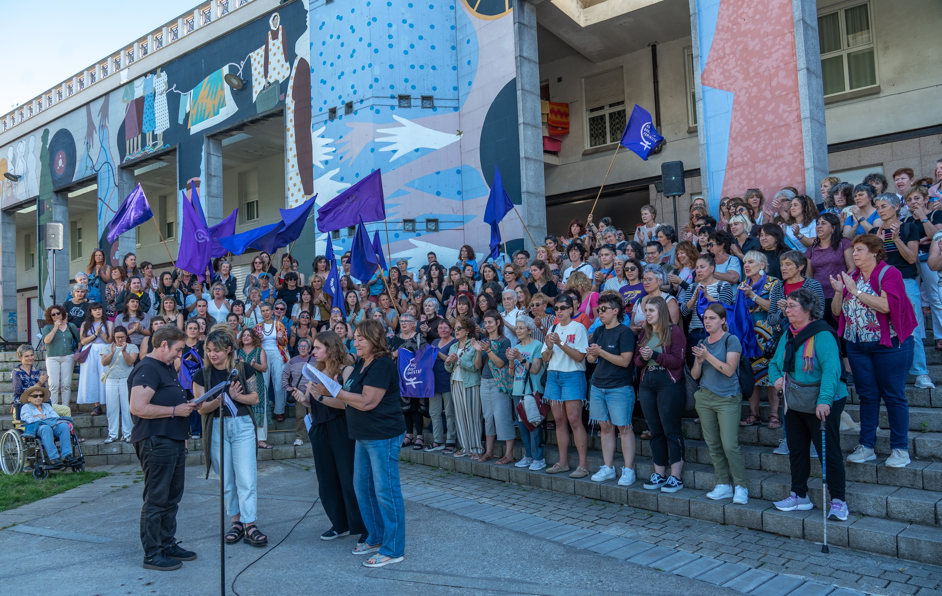 Mugimendu feministaren agerraldi bat, Oreretako ikastetxe baten aurrean. ANDONI CANELLADA / FOKU