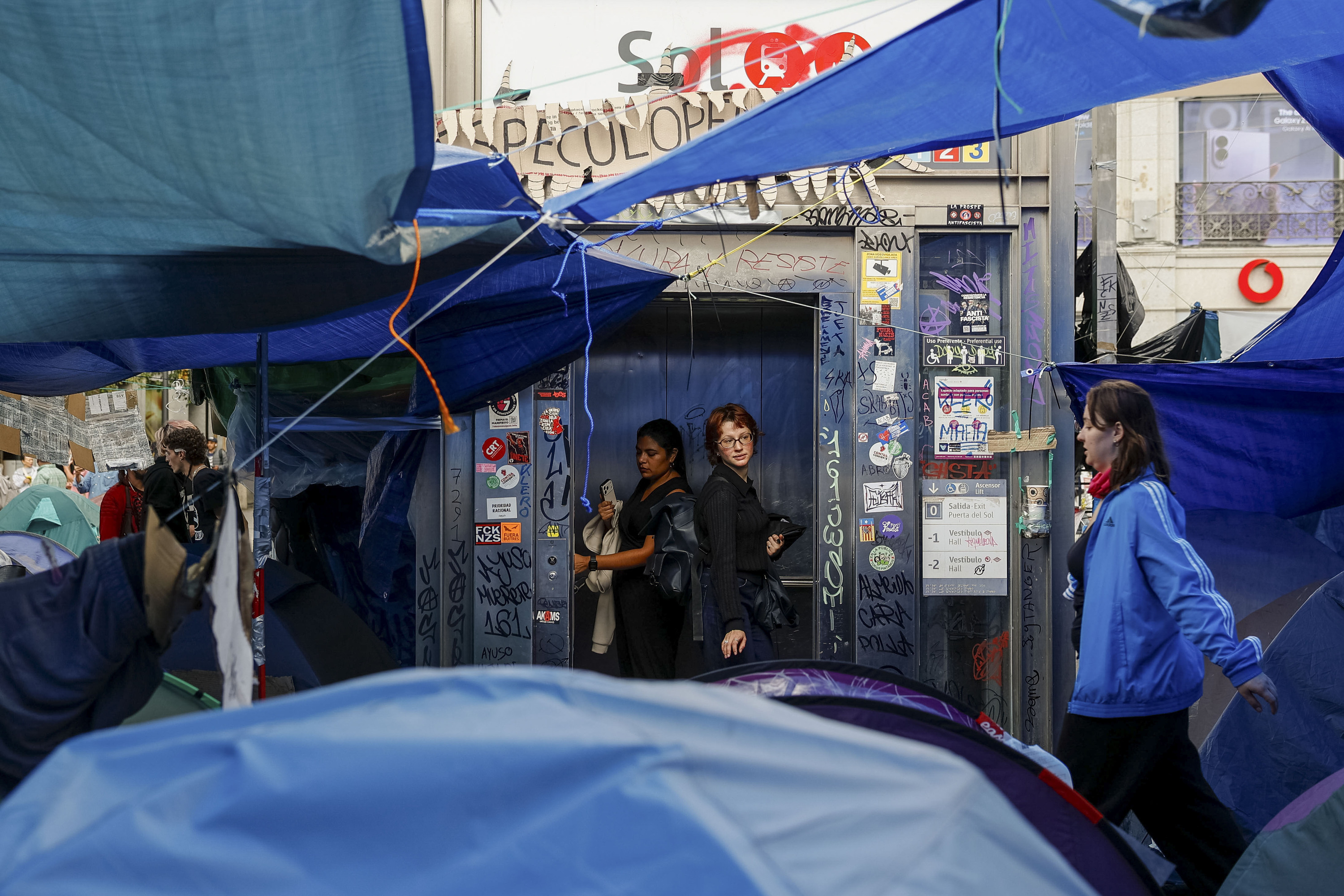 Etxebizitza duina edukitzeko eskubidea eskatzeko kanpaldia, asteon, Madrilgo Puerta del Sol plazan. DANIEL GONZALEZ / EFE Etxebizitza duina edukitzeko eskubidea eskatzeko kanpaldia, asteon, Madrilgo Puerta del Sol plazan. DANIEL GONZALEZ / EFE