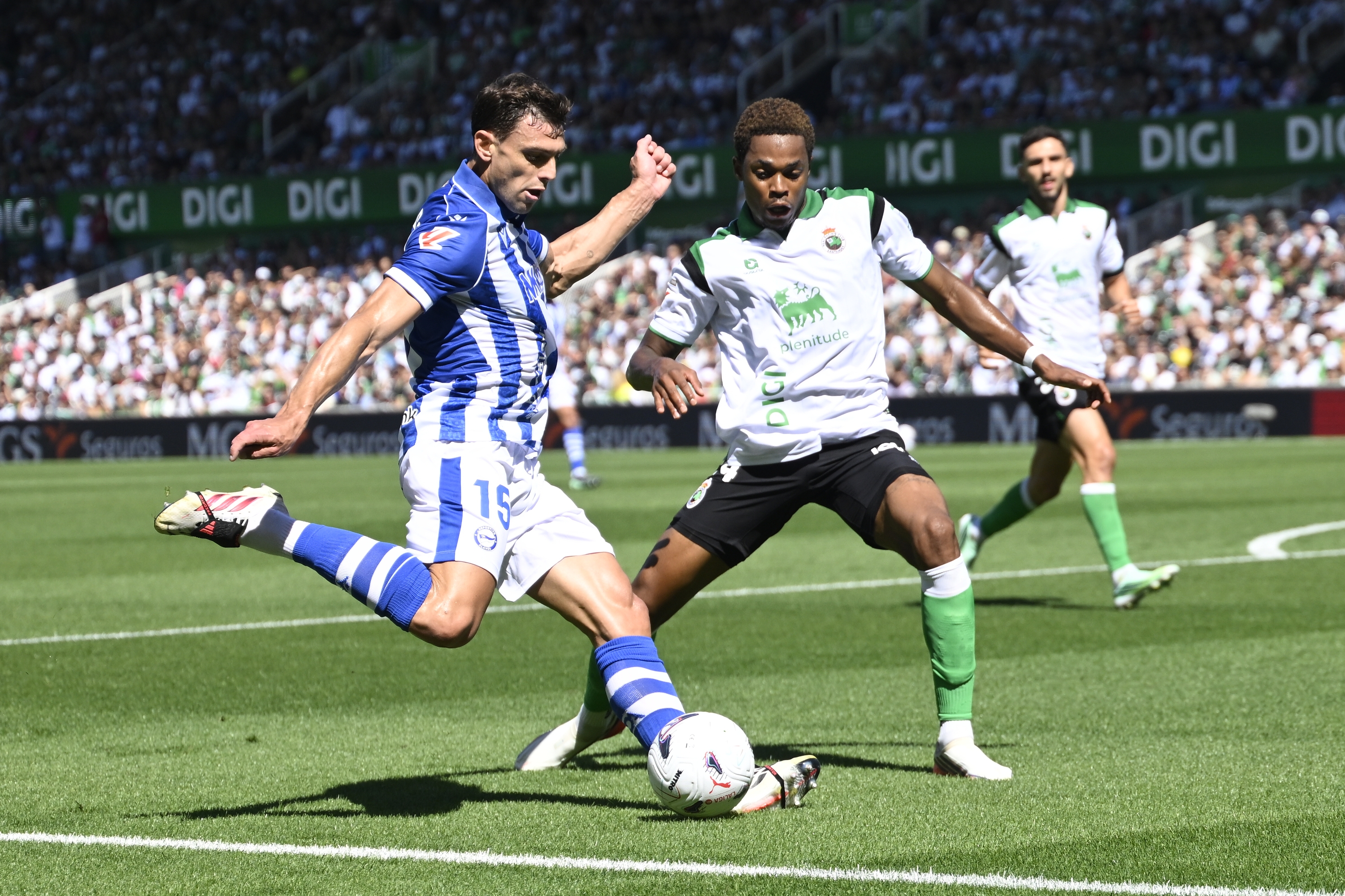 Lucas Boye Alaveseko jokalaria erdiraketa bat egiteko prest, Racingen aurkako partidan. PEDRO PUENTE HOYOS / EFE