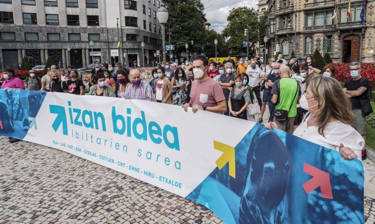 Sindikatuetako ordezkariak, irailaren 18an, Bilboko Plaza Eliptikoan beste espetxe politika baten alde eginiko elkarretaratzean. MARISOL RAMIREZ / FOKU