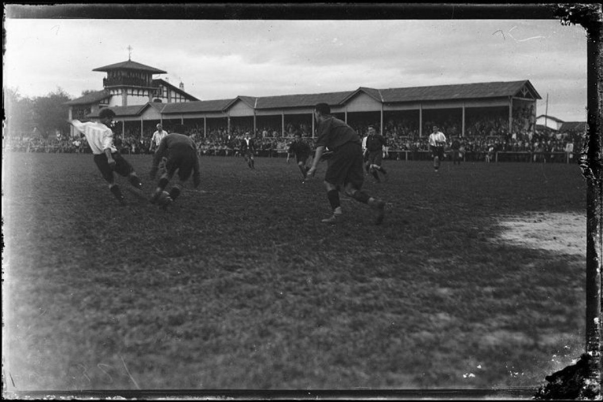 Osasunaren eta Alabesen arteko partida Donibaneko zelaian, 1930eko hamarkada hasieran. GALLE-NAFARROAKO GOBERNUA