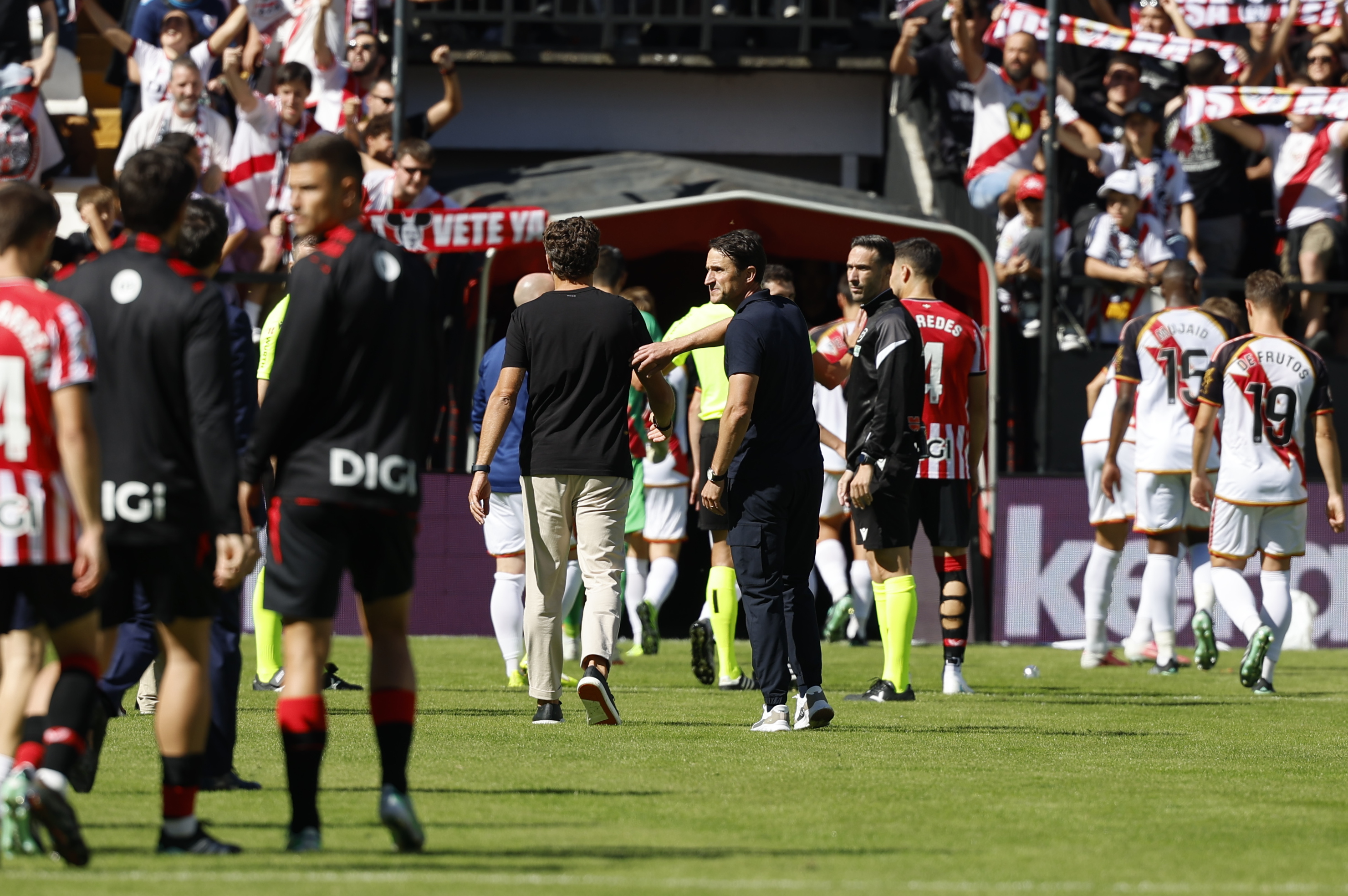Athleticeko eta Rayoko jokalariak aldageletara sartzen. MARISCAL / EFE