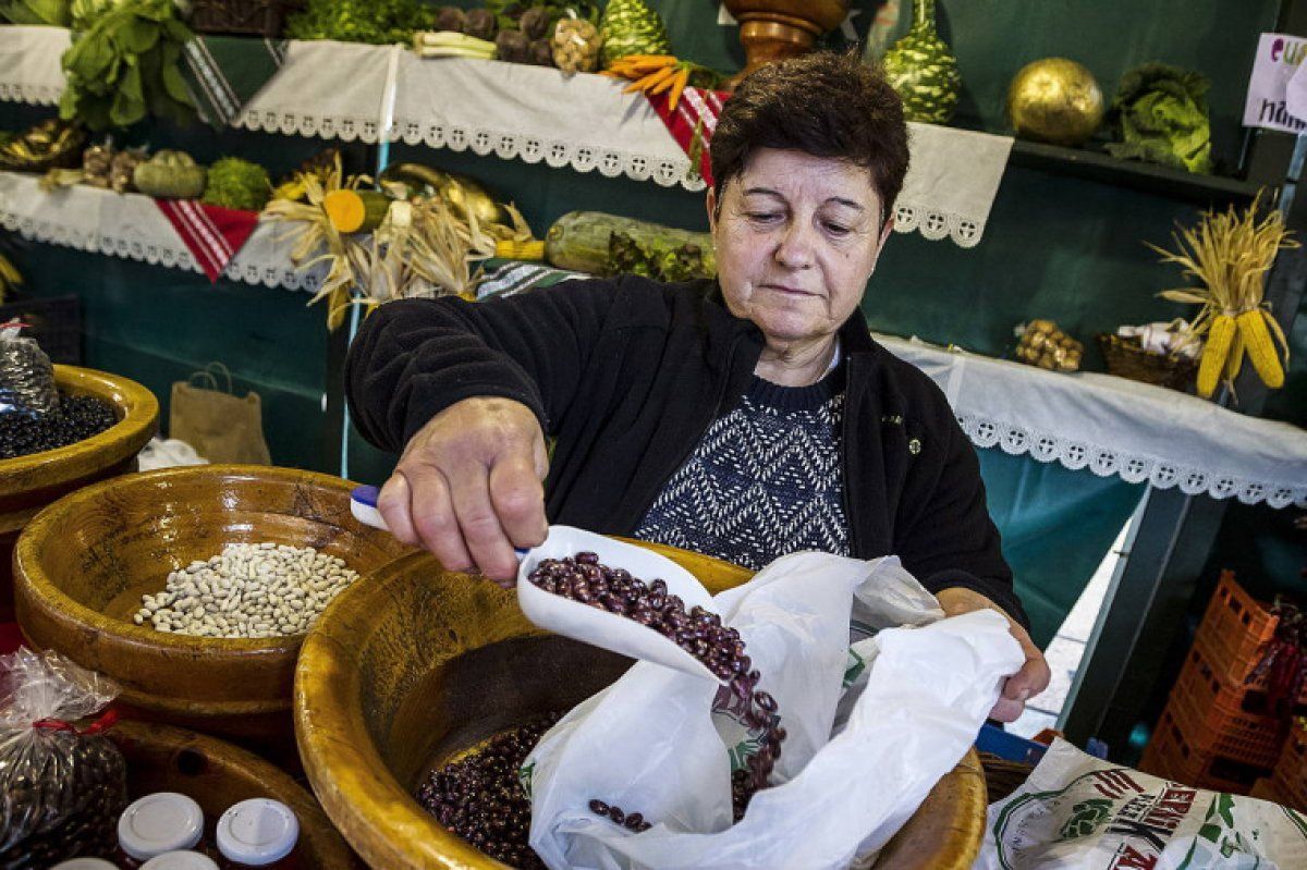 Emakume bat, babarrunak poltsa batean sartzen. BIZKAIKO HITZA