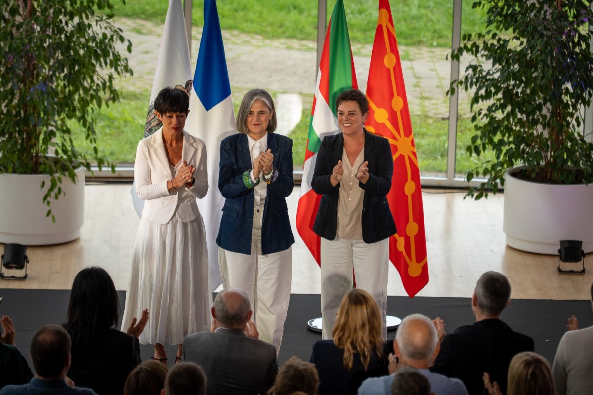 Maddalen Iriarte, Nerea Kortajarena eta Mertxe Aizpurua, gaur, Donostiako ekitaldian. EH BILDU
