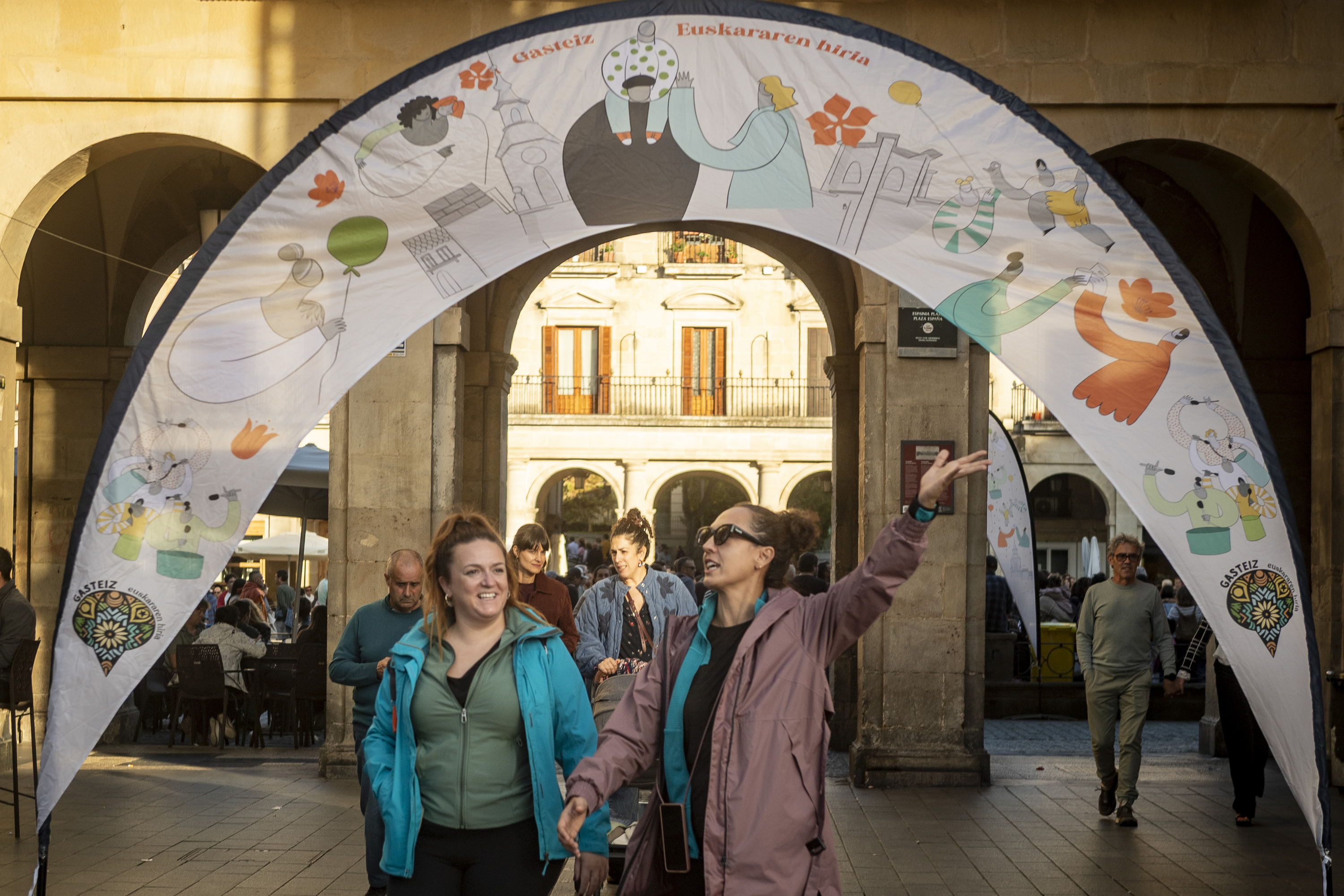 Herritarrak 'Gasteiz euskararen hiria' jaialdira sartzen. JAIZKI FONTANEDA / FOKU