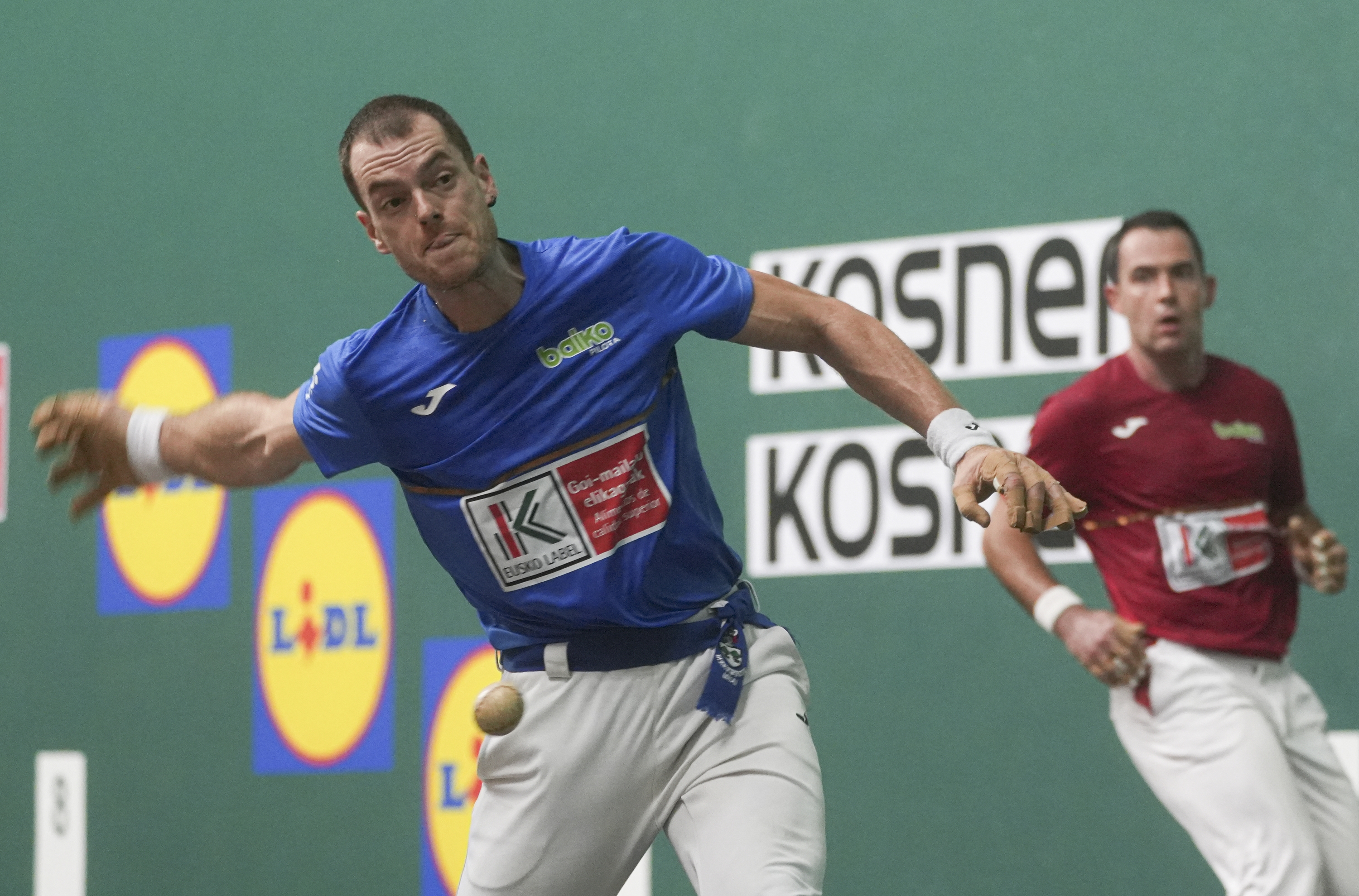 Unai Laso, Erik Jakaren kontrako partidan pilotakada bat jotzen, gaur, Labriten. JAGOBA MANTEROLA / FOKU