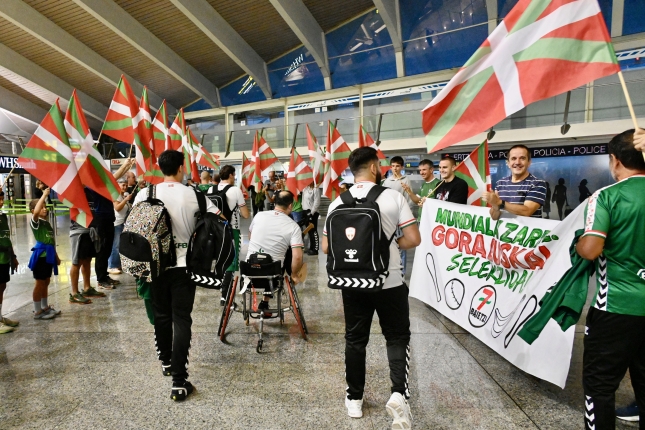 Euskal pilota selekzioa Loiun, Buenos Airesera abiatu aurretik. MIKEL MARTINEZ DE TRESPUENTES / FOKU