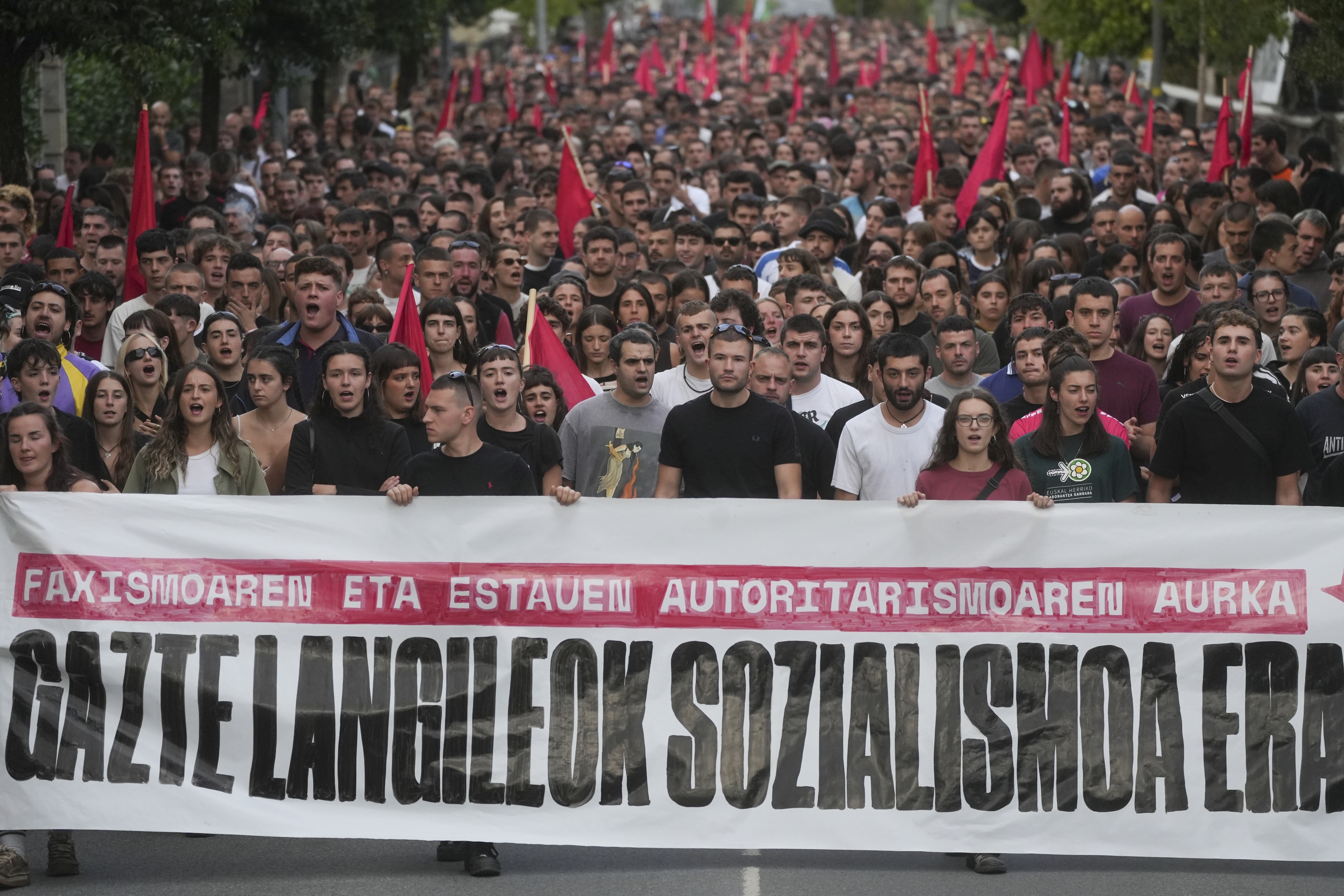 IASk eta GKSk antolatutako manifestazioa, gaur, Elizondon. JAGOBA MANTEROLA / FOKU