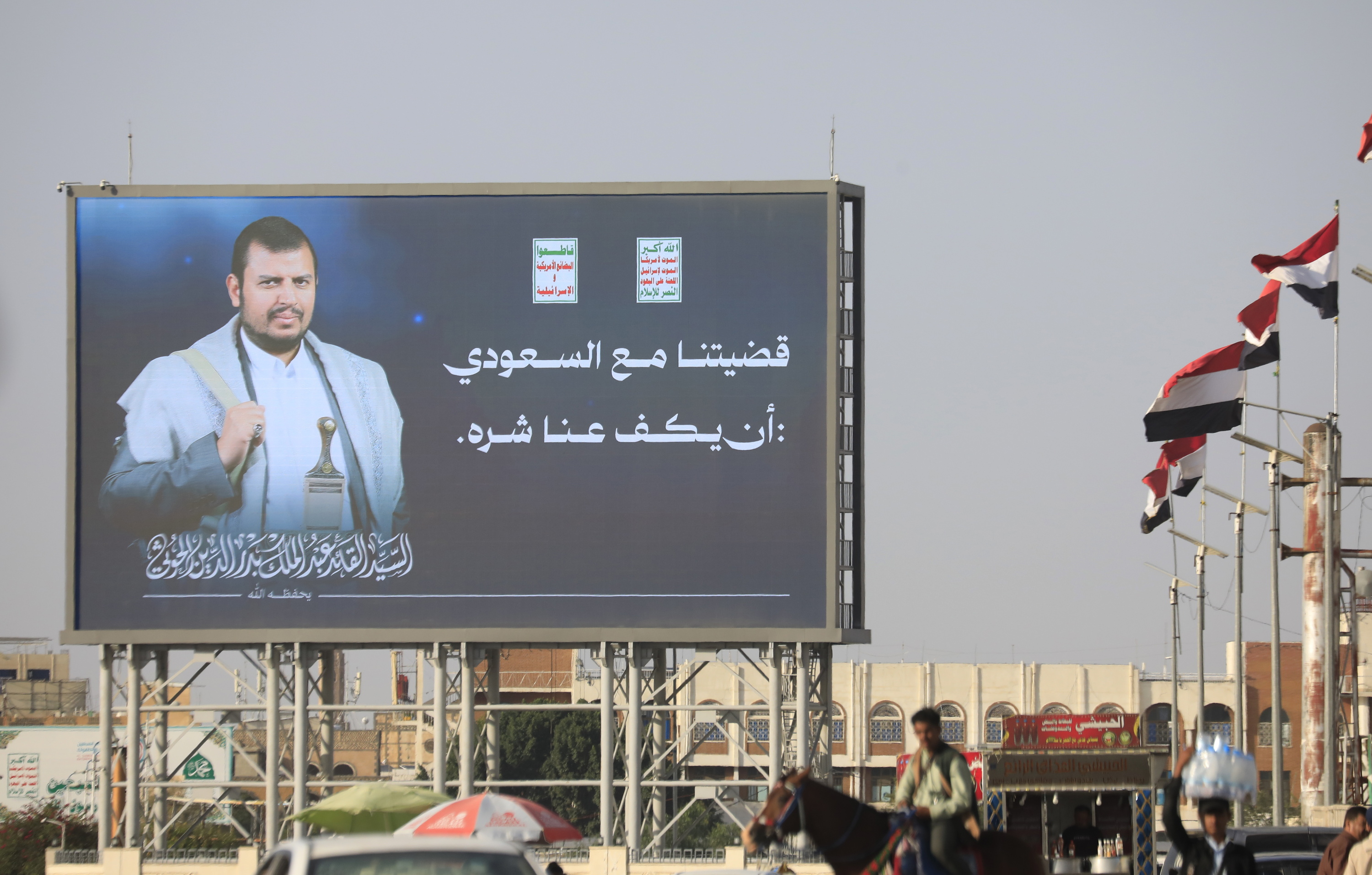 Abdul-Malik al-Houthi huthien burua pantaila batean atzo, Sanan. YAHYA ARHAB / EFE