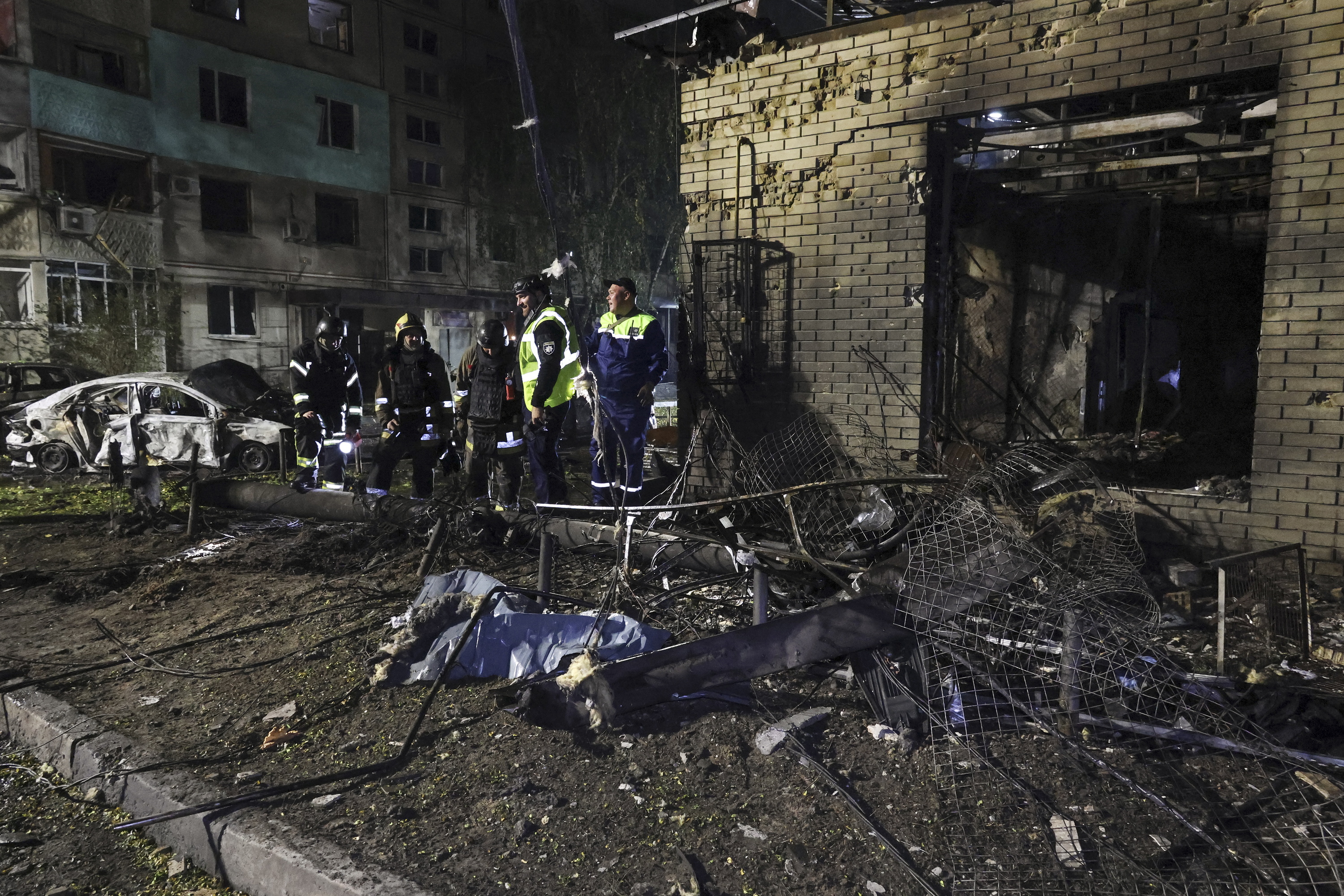 Sorosle ukrainarrak, gaur goizean, Kharkiv eskualdean, Errusiak egindako erasoen ondotik. SERGEY KOZLOV / EFE