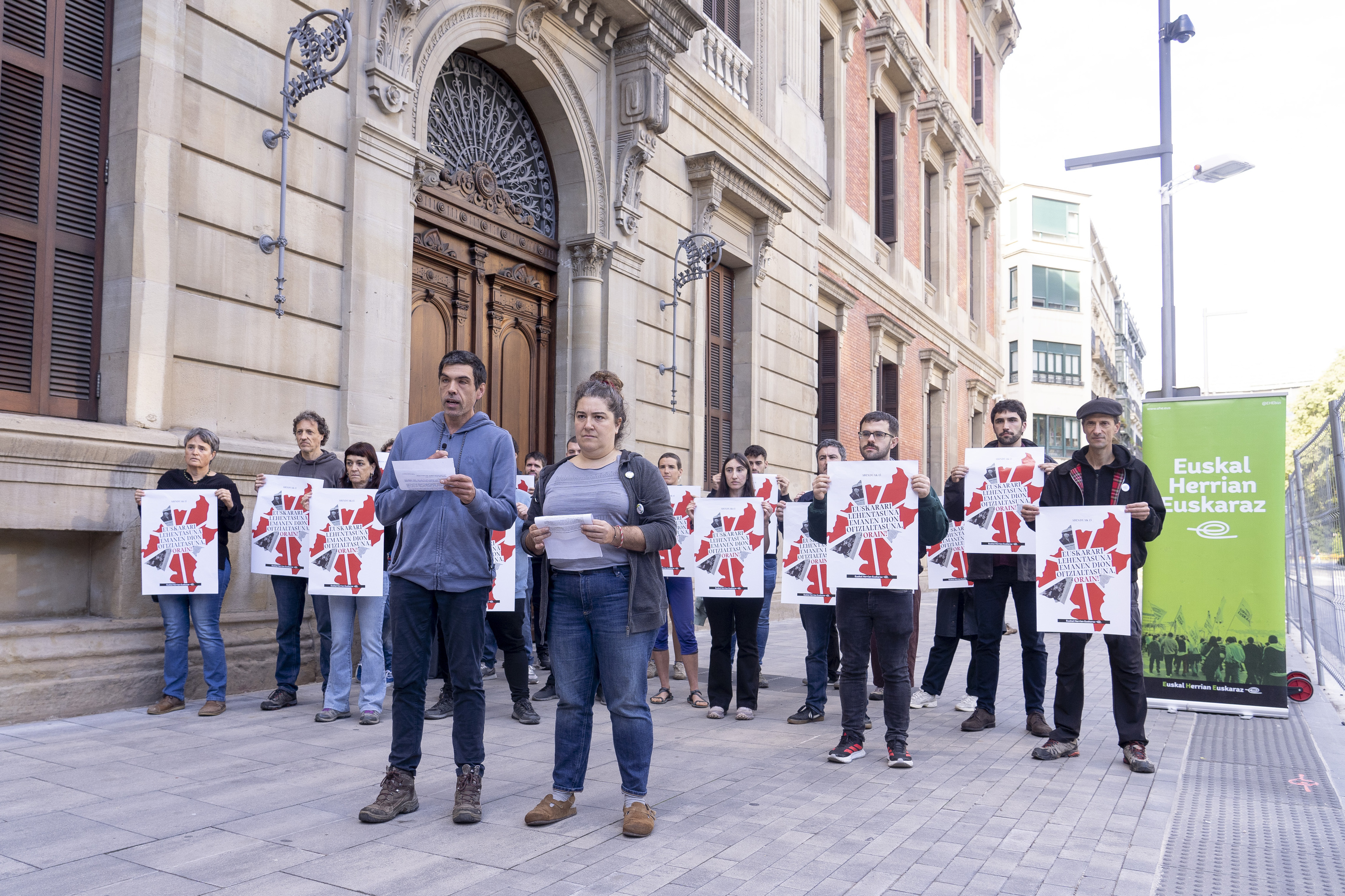 Euskal Herrian Euskaraz-en agerraldia, gaur goizean, Nafarroako Parlamentuaren atarian. IÑIGO URIZ / FOKU