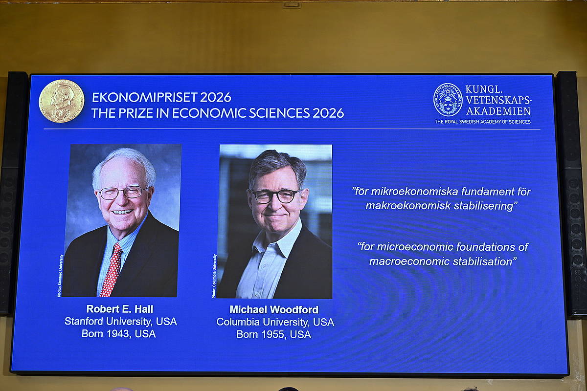Ekonomiako aurtengo Nobel saridunei buruzko afixa, gaur Stockholemen.  ANDERS WIKLUND / EFE