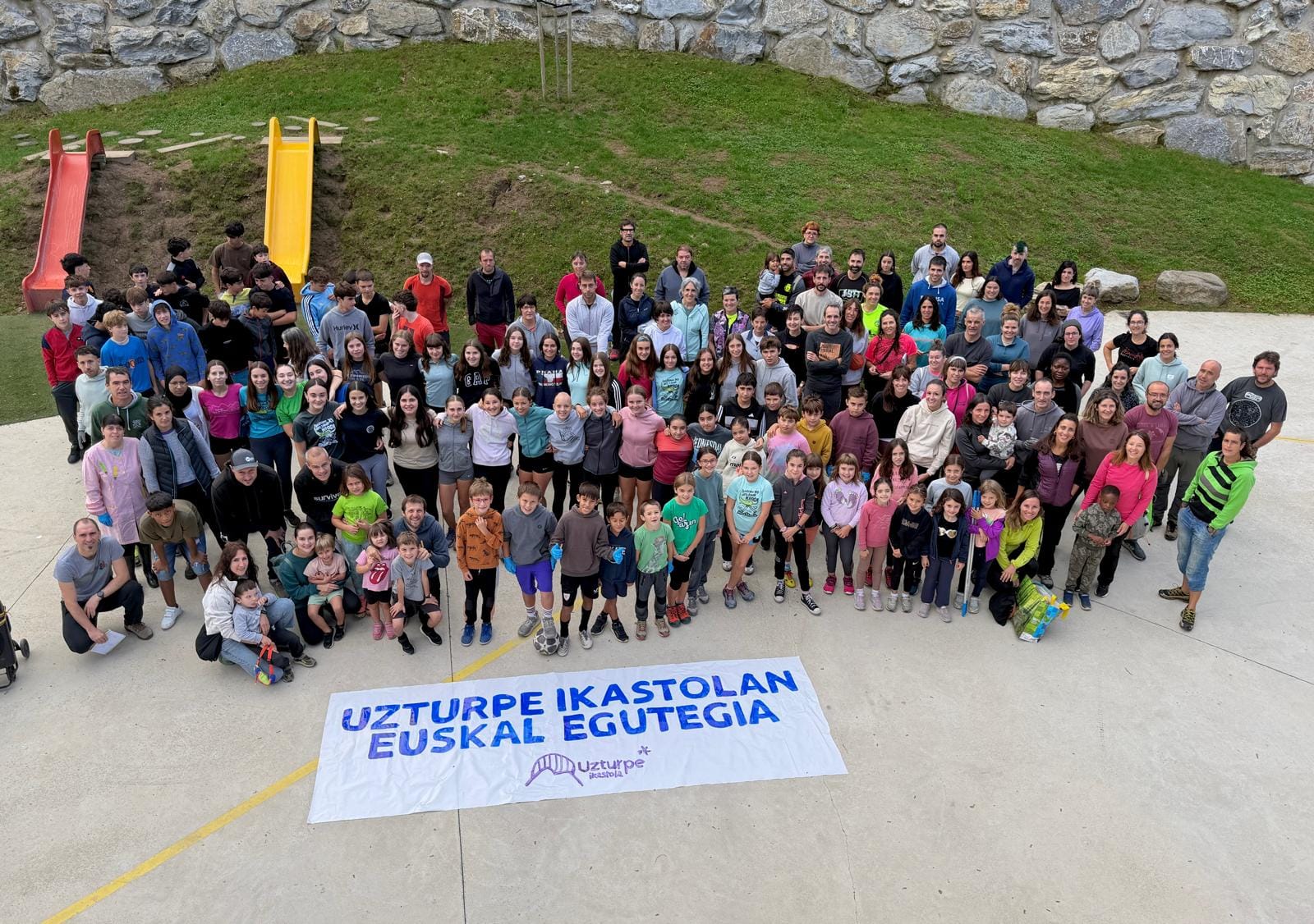 Uzturpe ikastolako ikasleak, langileak eta familiak euskal egutegia aldarrikatzen, gaur goizean. BERRIA