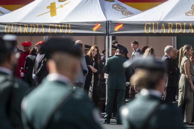 Urriaren 12arekin, Guardia Zibilak ekitaldi bat egin du Gasteizko Sansomendiko kuartelean. Han izan dira, besteak beste, Marisol Garmendia Espainiako Gobernuak EAEn duen ordezkaria eta Maider Etxebarria Gasteizko alkatea —irudian—. Garmendiak Guardia Zibilaren rola nabarmendu nahi izan du, eskumenak direla medio, izandako eztabaiden aurrean. JAIZKI FONTANEDA / FOKU Urriaren 12arekin, Guardia Zibilak ekitaldi bat egin du Gasteizko Sansomendiko kuartelean. Han izan dira, besteak beste, Marisol Garmendia Espainiako Gobernuak EAEn duen ordezkaria eta Maider Etxebarria Gasteizko alkatea —irudian—. Garmendiak Guardia Zibilaren rola nabarmendu nahi izan du, eskumenak direla medio, izandako eztabaiden aurrean. JAIZKI FONTANEDA / FOKU