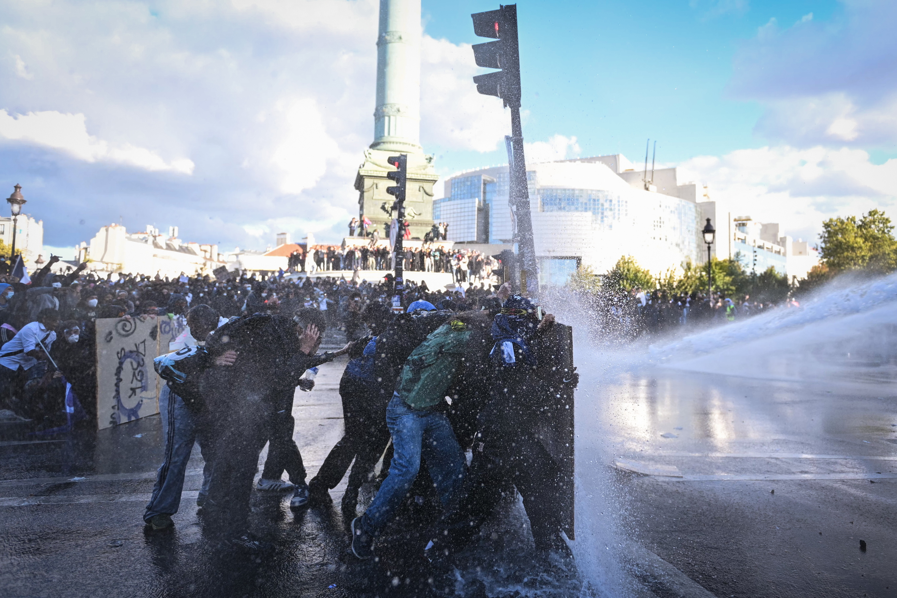 Manifestariak Poliziari aurre egiten, ostegunean, Parisko Bastilla plazan. FIRAS ABDULLAH / EFE