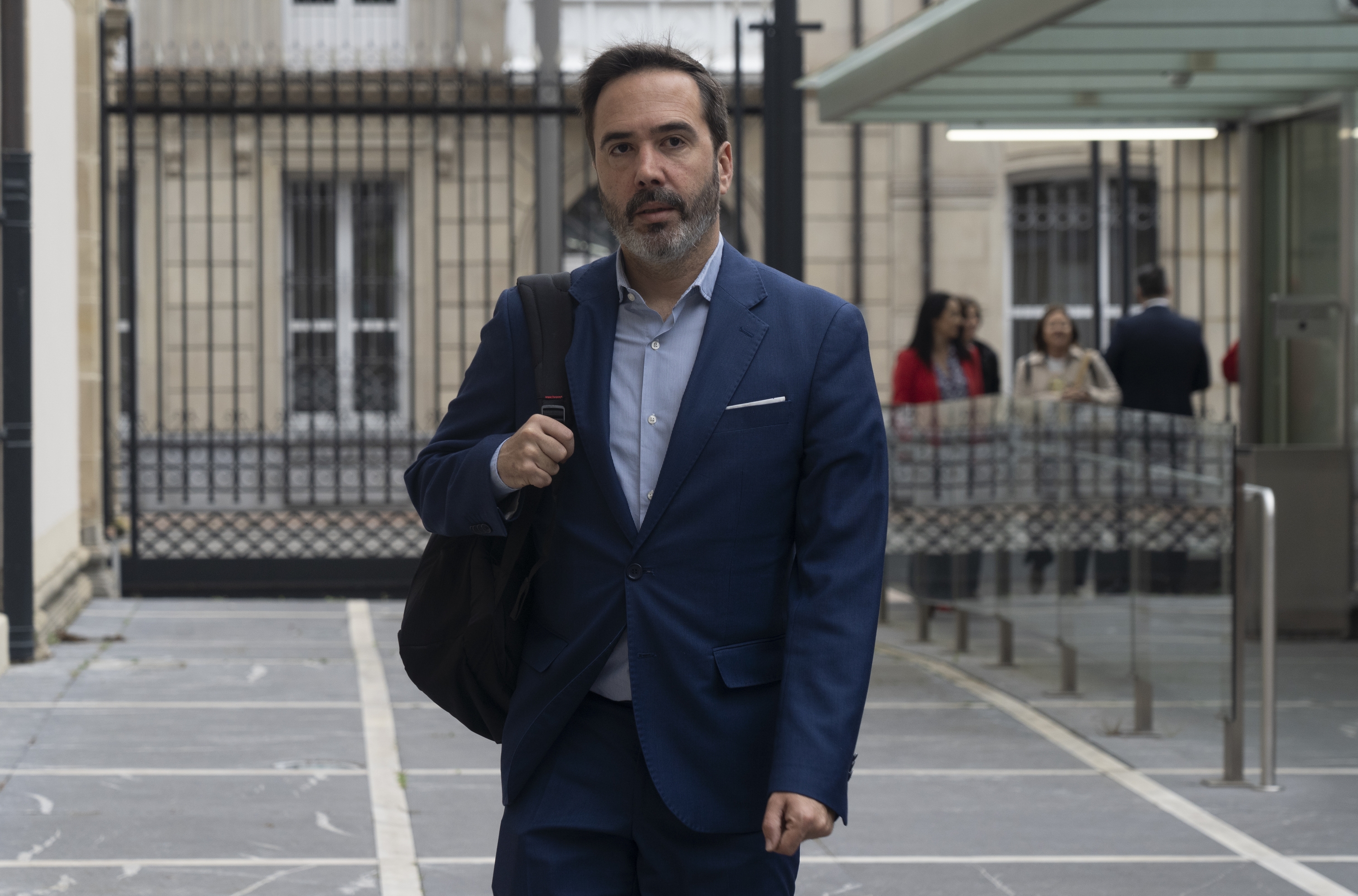 Javier Hurtado, Eusko Legebiltzarreko sarreran, artxiboko irudi batean. RAUL BOGAJO / FOKU
