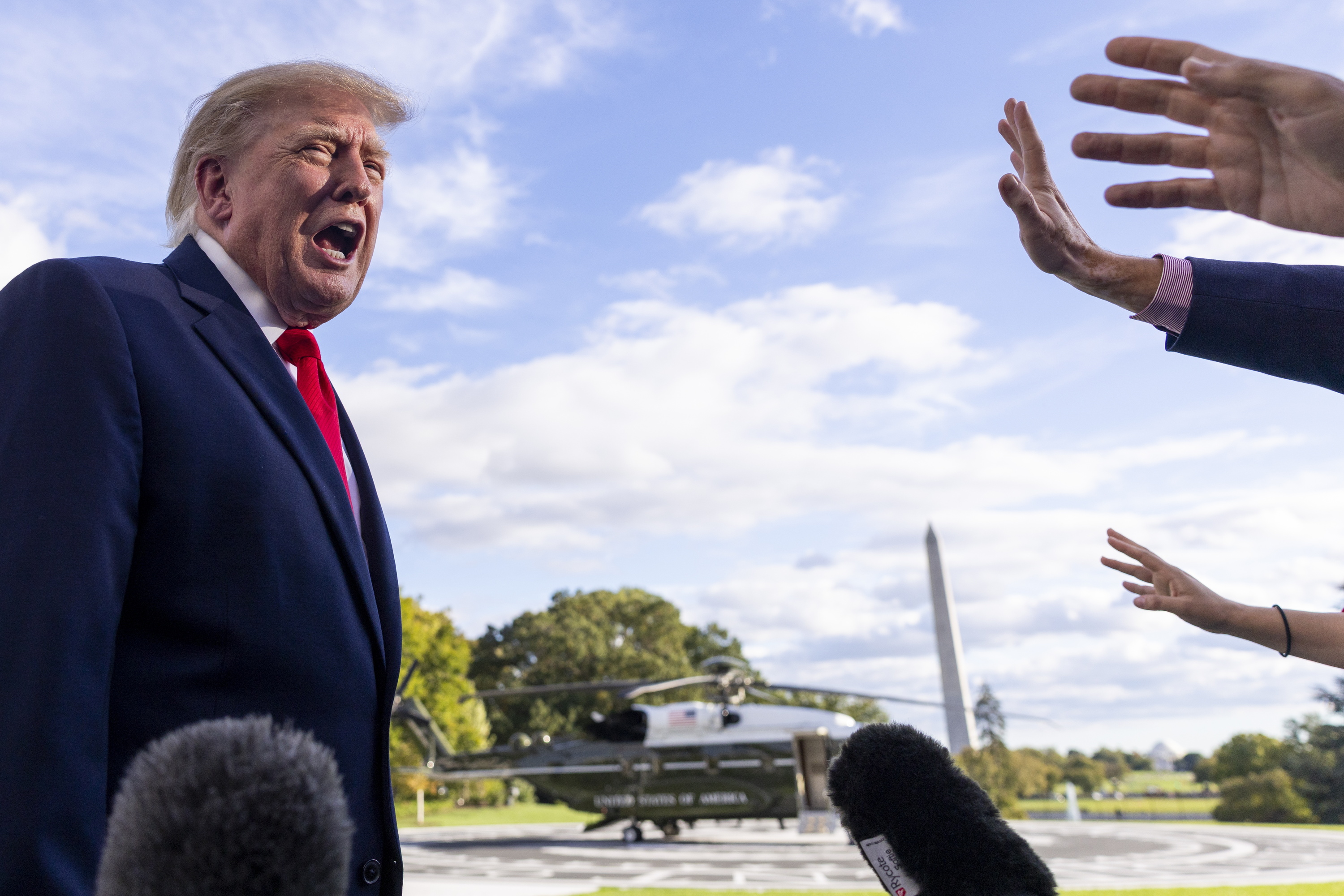 Donald Trump AEBetako presidentea atzo Washingtonen, kazetariekin hizketan. SHAWN THEW  / EFE